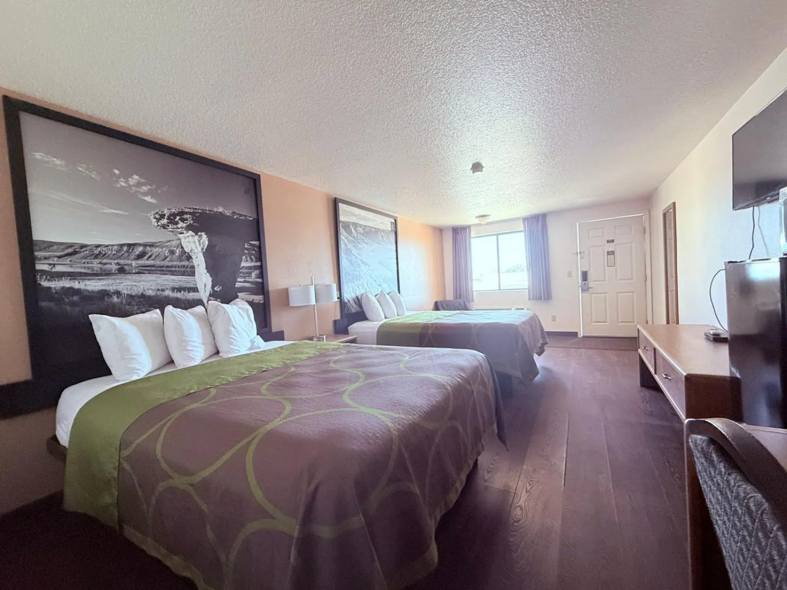 Bedroom, Bed in Hardin Lodge Little Bighorn Battlefield I-90