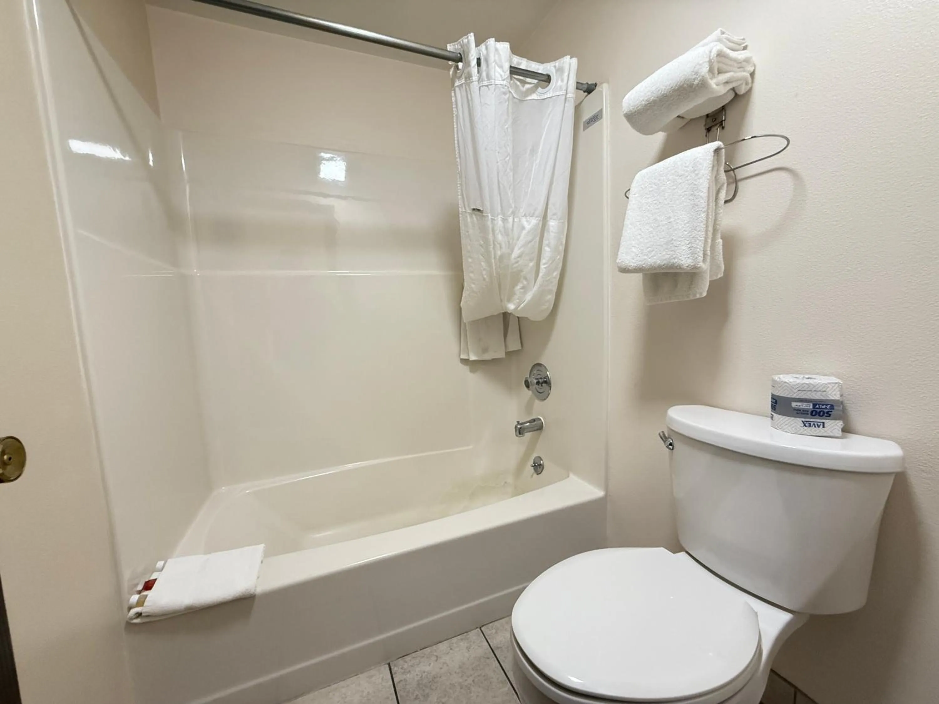 Bathroom in Hardin Lodge Little Bighorn Battlefield I-90
