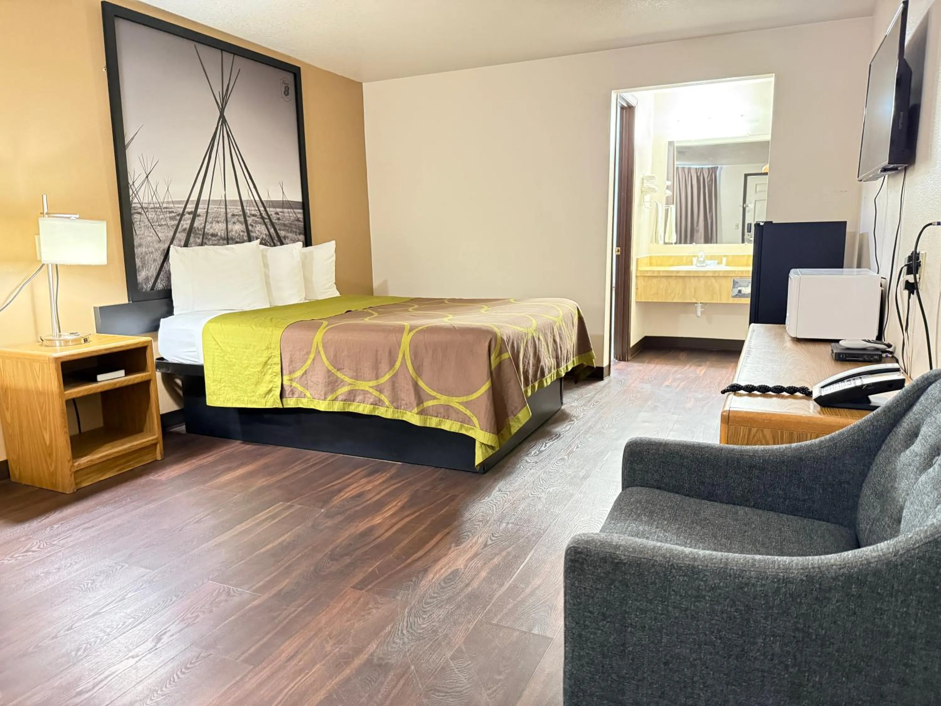 Bedroom, Bed in Hardin Lodge Little Bighorn Battlefield I-90