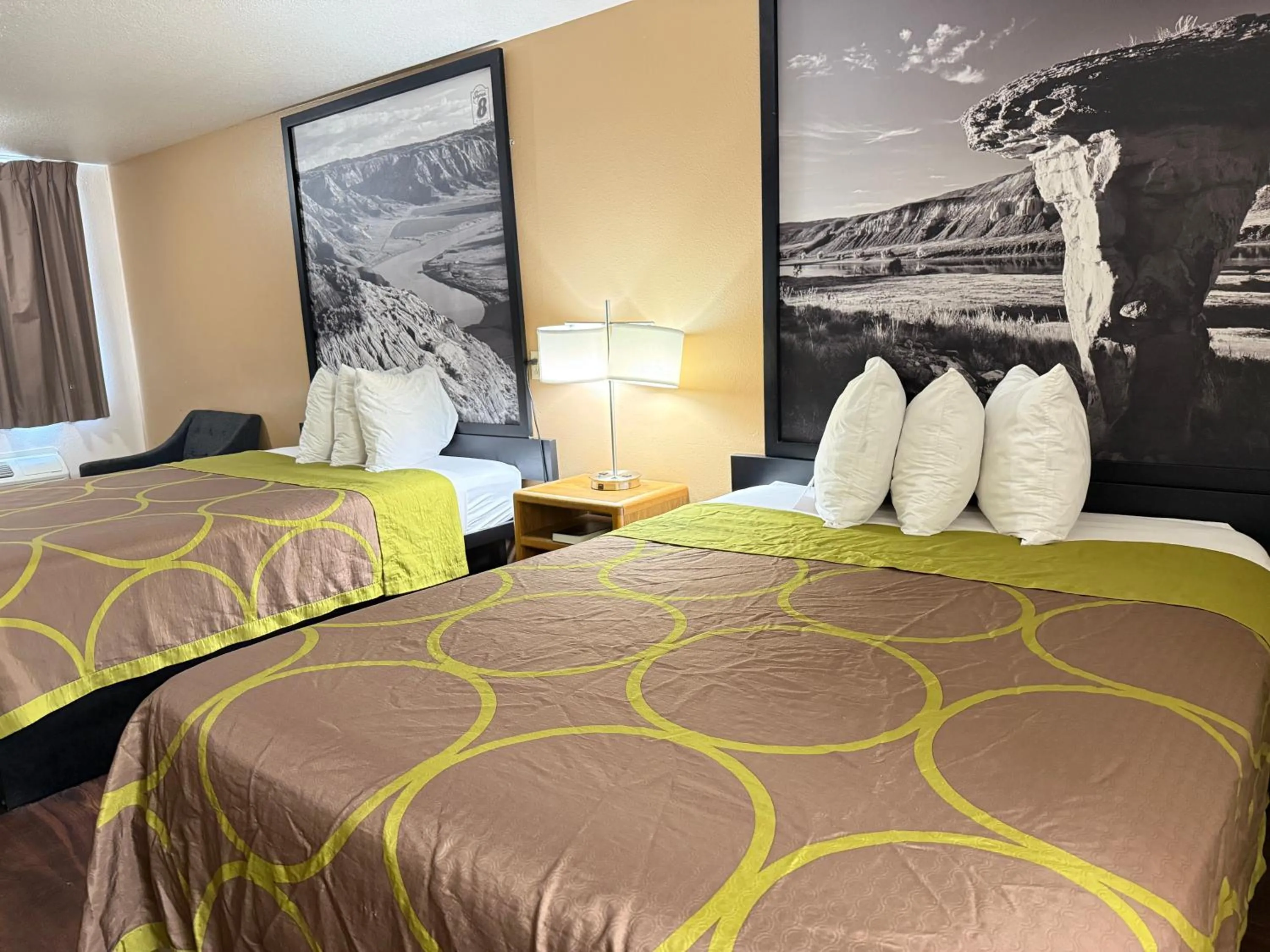 Bedroom, Bed in Hardin Lodge Little Bighorn Battlefield I-90