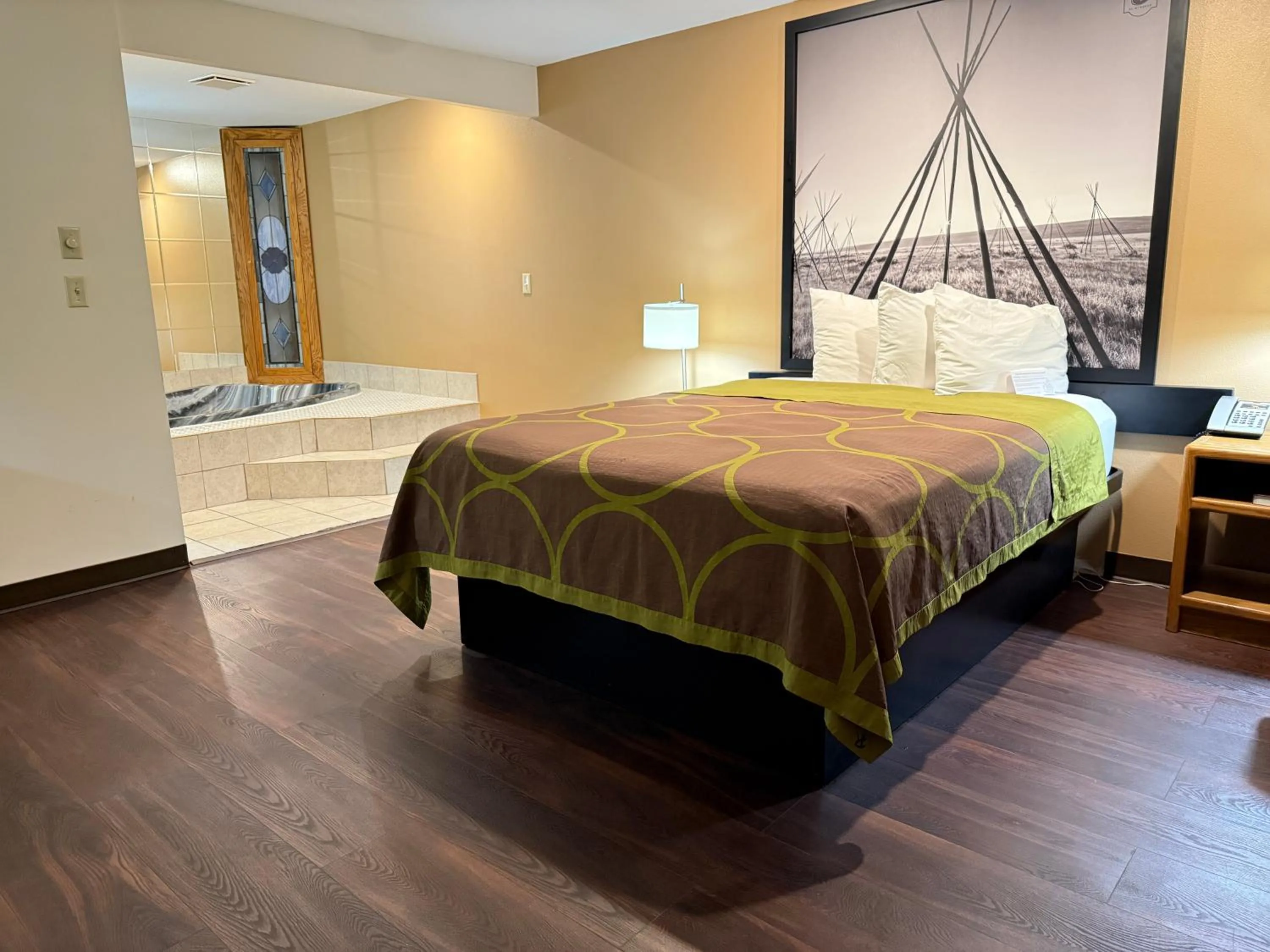 Bathroom, Bed in Hardin Lodge Little Bighorn Battlefield I-90