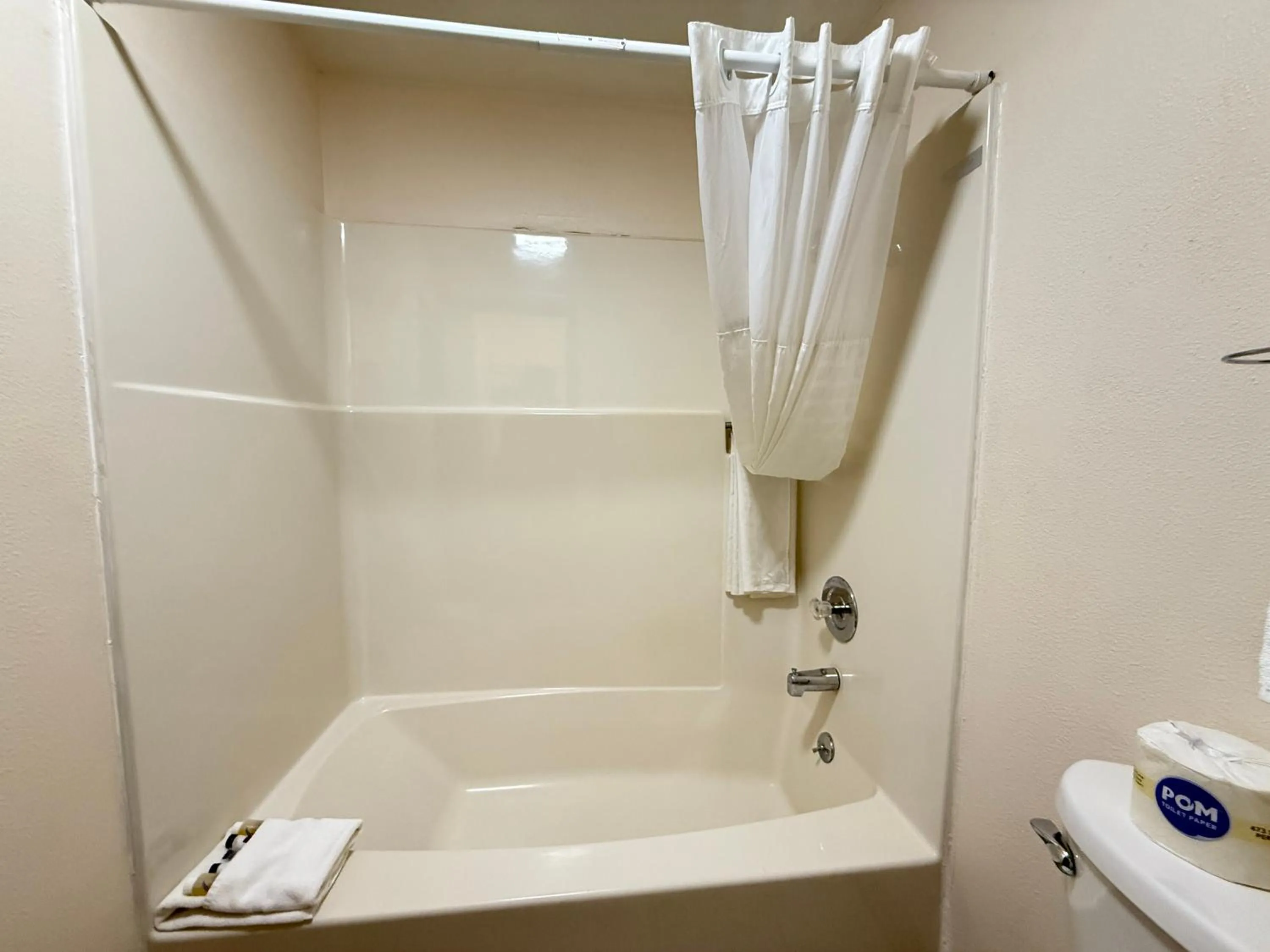 Bath in Hardin Lodge Little Bighorn Battlefield I-90