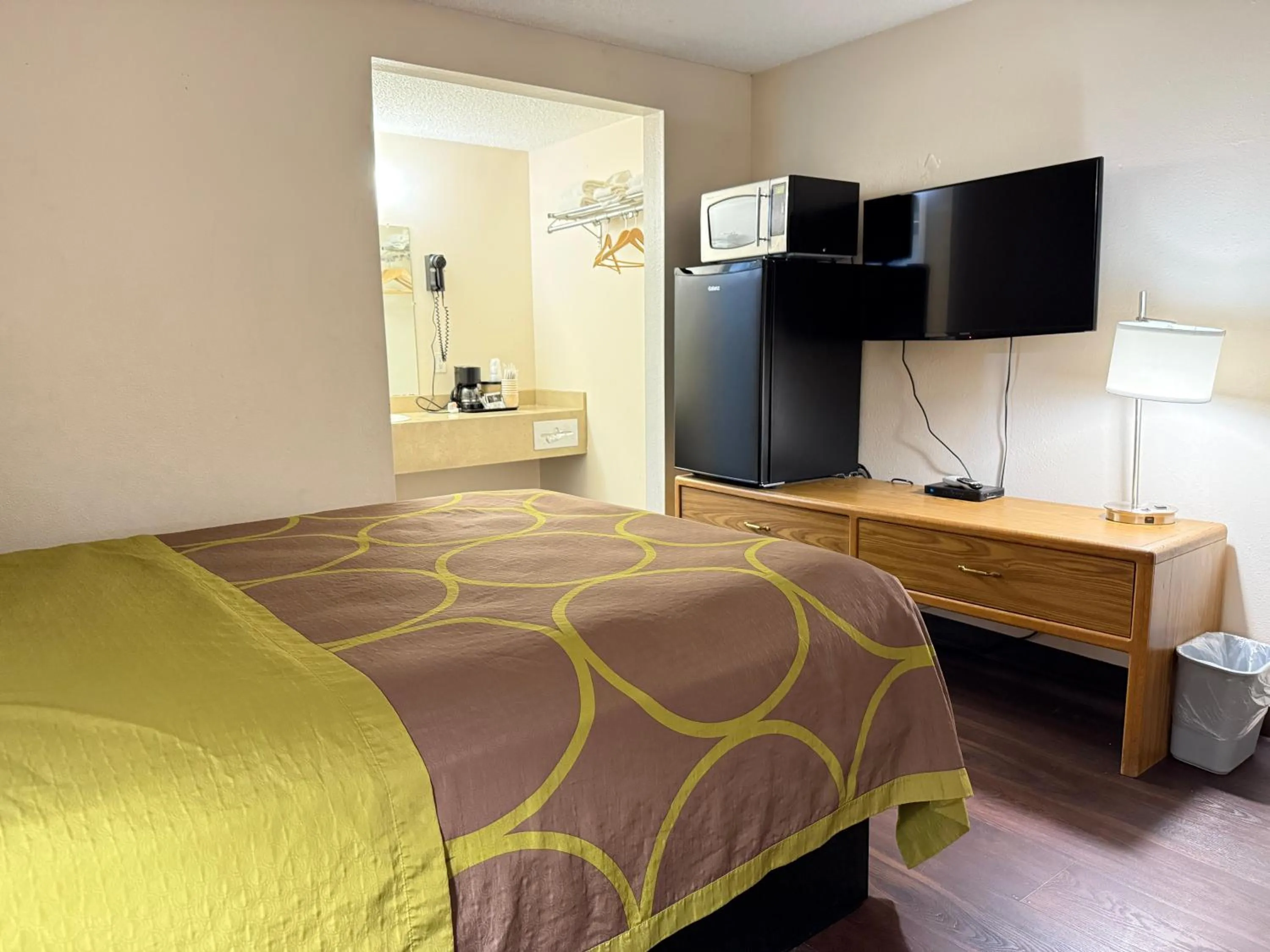 Bedroom, Bed in Hardin Lodge Little Bighorn Battlefield I-90
