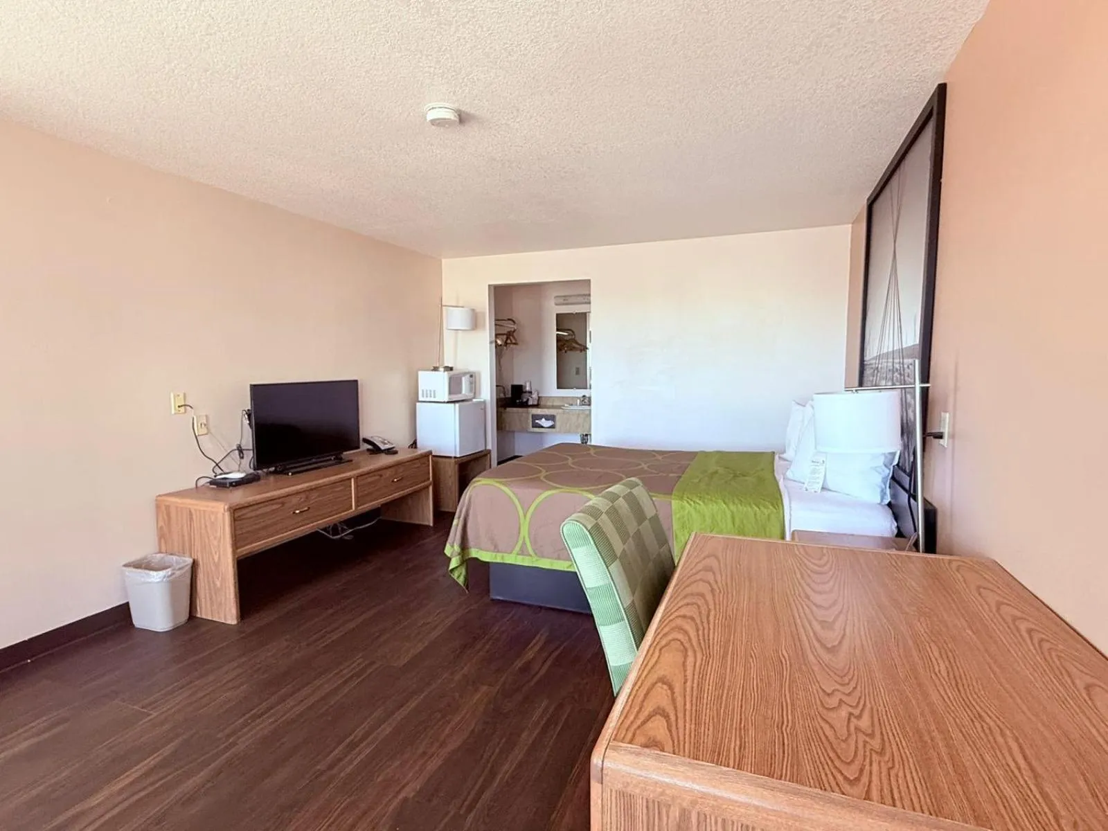 Bedroom in Hardin Lodge Little Bighorn Battlefield I-90