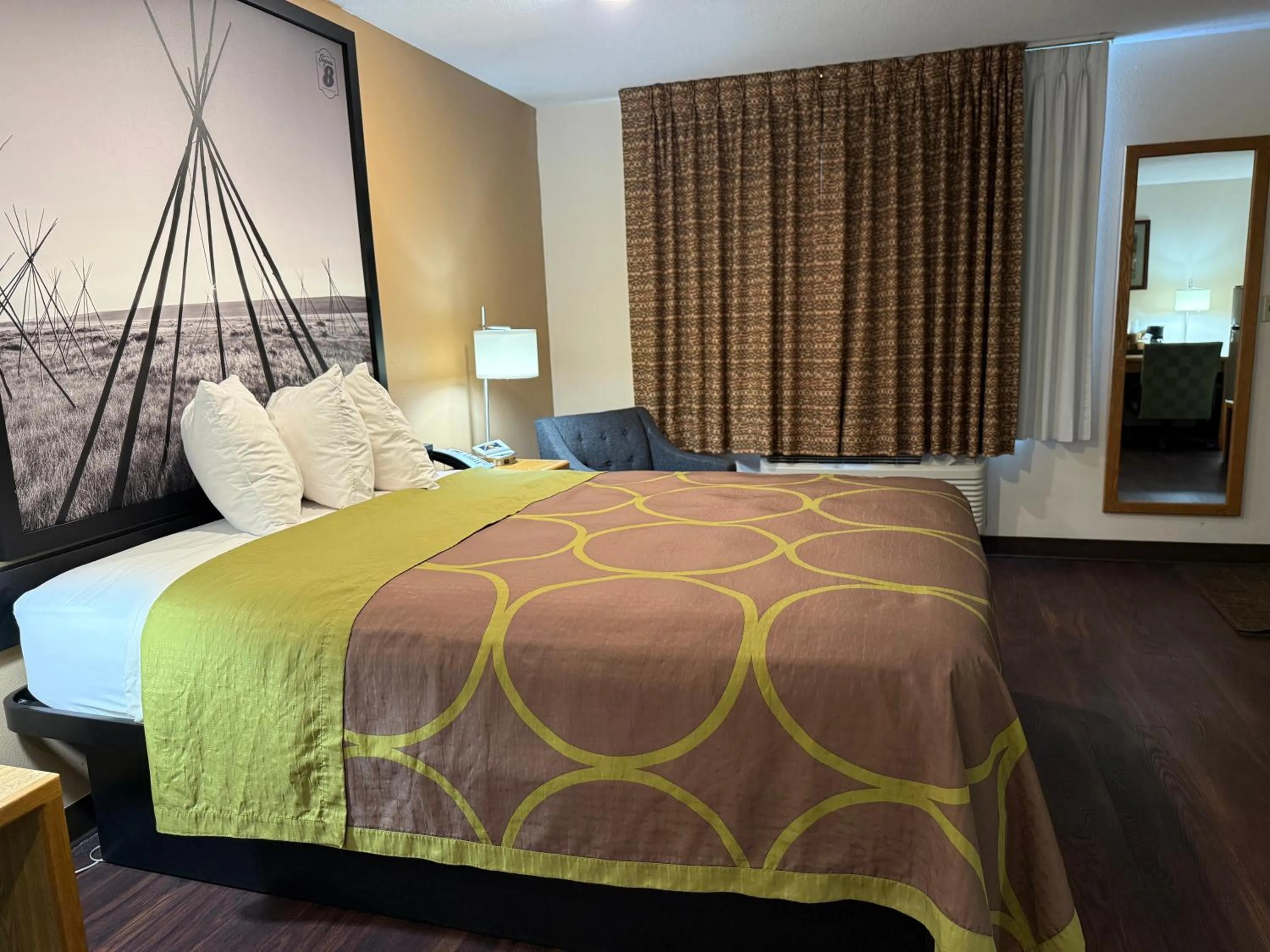 Bedroom, Bed in Hardin Lodge Little Bighorn Battlefield I-90