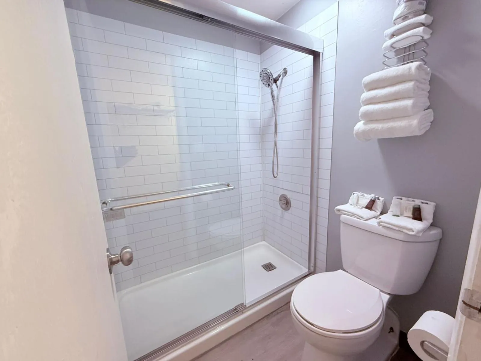 Bathroom in Hardin Lodge Little Bighorn Battlefield I-90