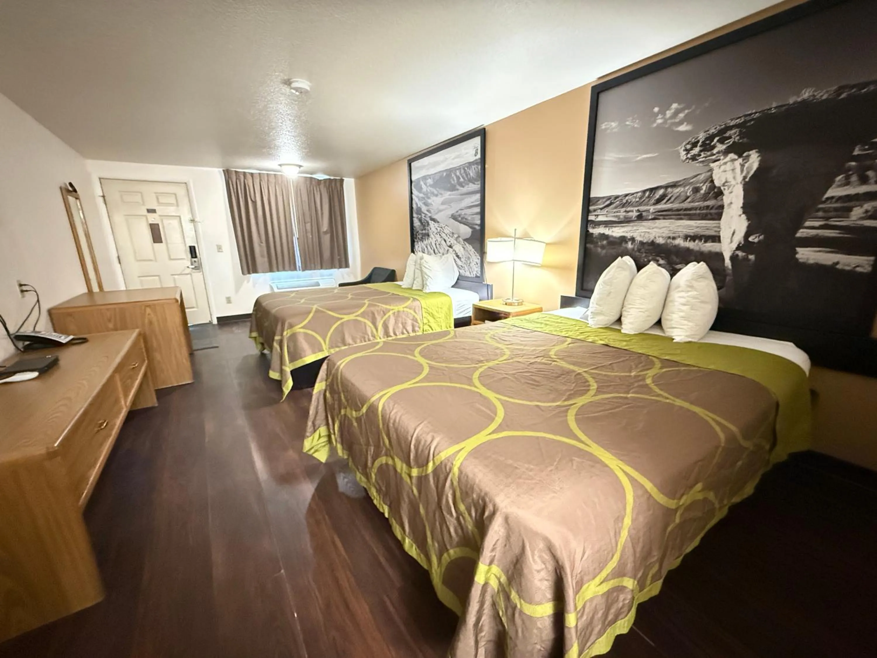 Bedroom, Bed in Hardin Lodge Little Bighorn Battlefield I-90