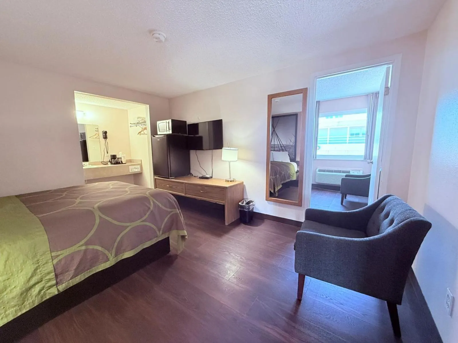Bedroom, Bed in Hardin Lodge Little Bighorn Battlefield I-90
