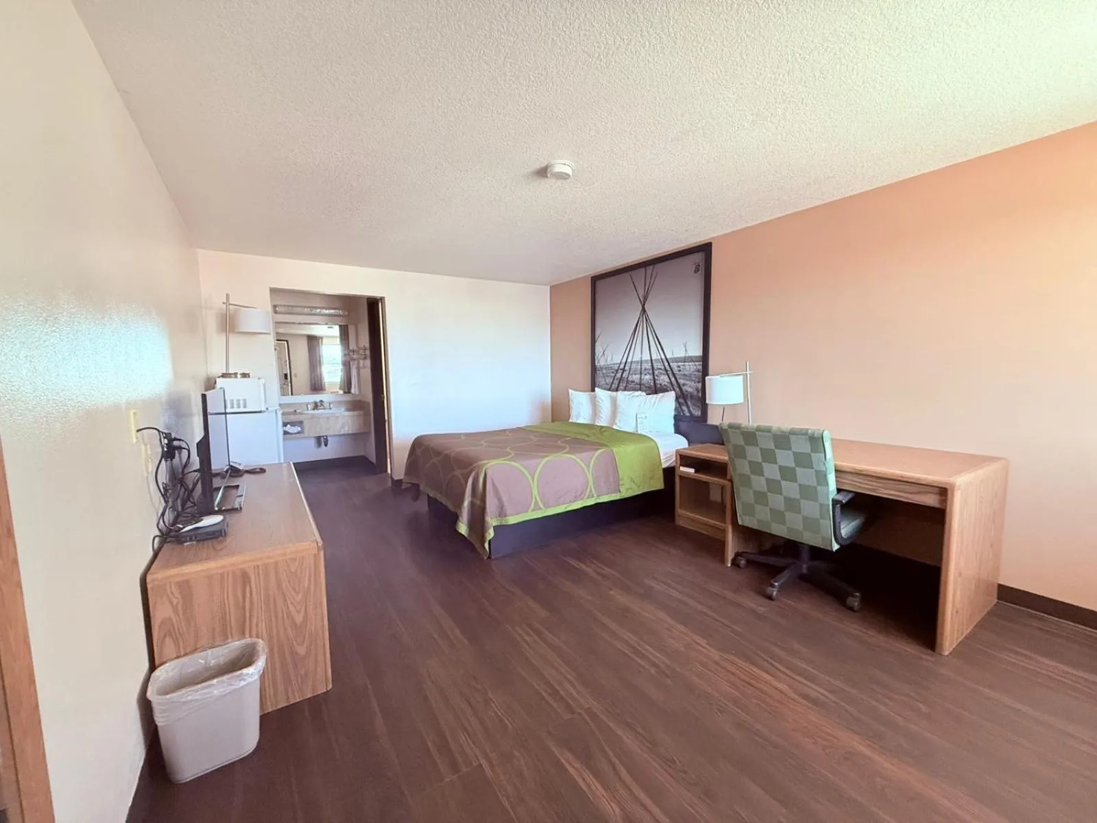 Bedroom, Bed in Hardin Lodge Little Bighorn Battlefield I-90