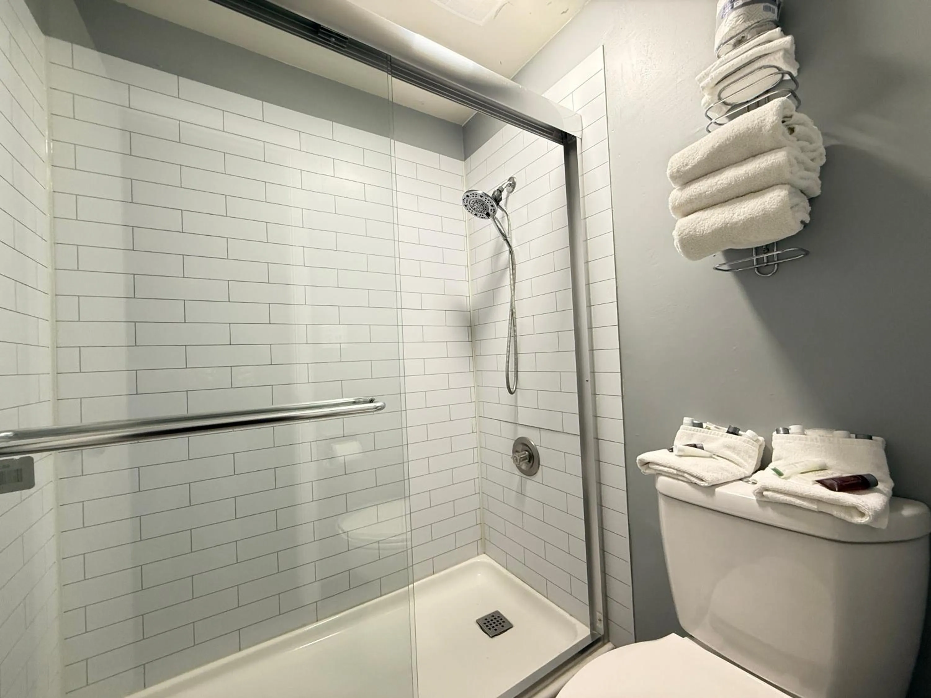 Bathroom in Hardin Lodge Little Bighorn Battlefield I-90