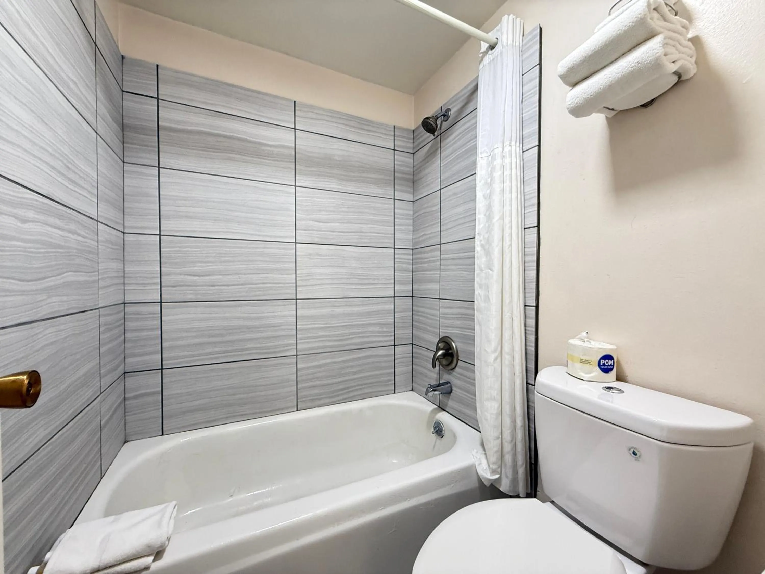 Bathroom in Hardin Lodge Little Bighorn Battlefield I-90