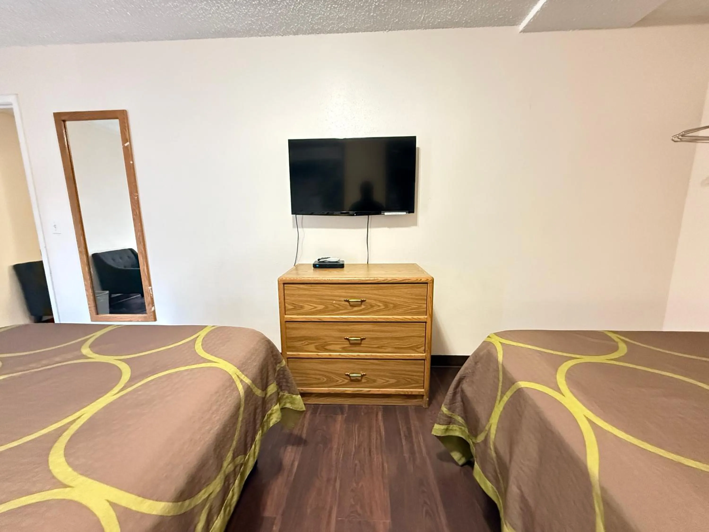 Bedroom, Bed in Hardin Lodge Little Bighorn Battlefield I-90