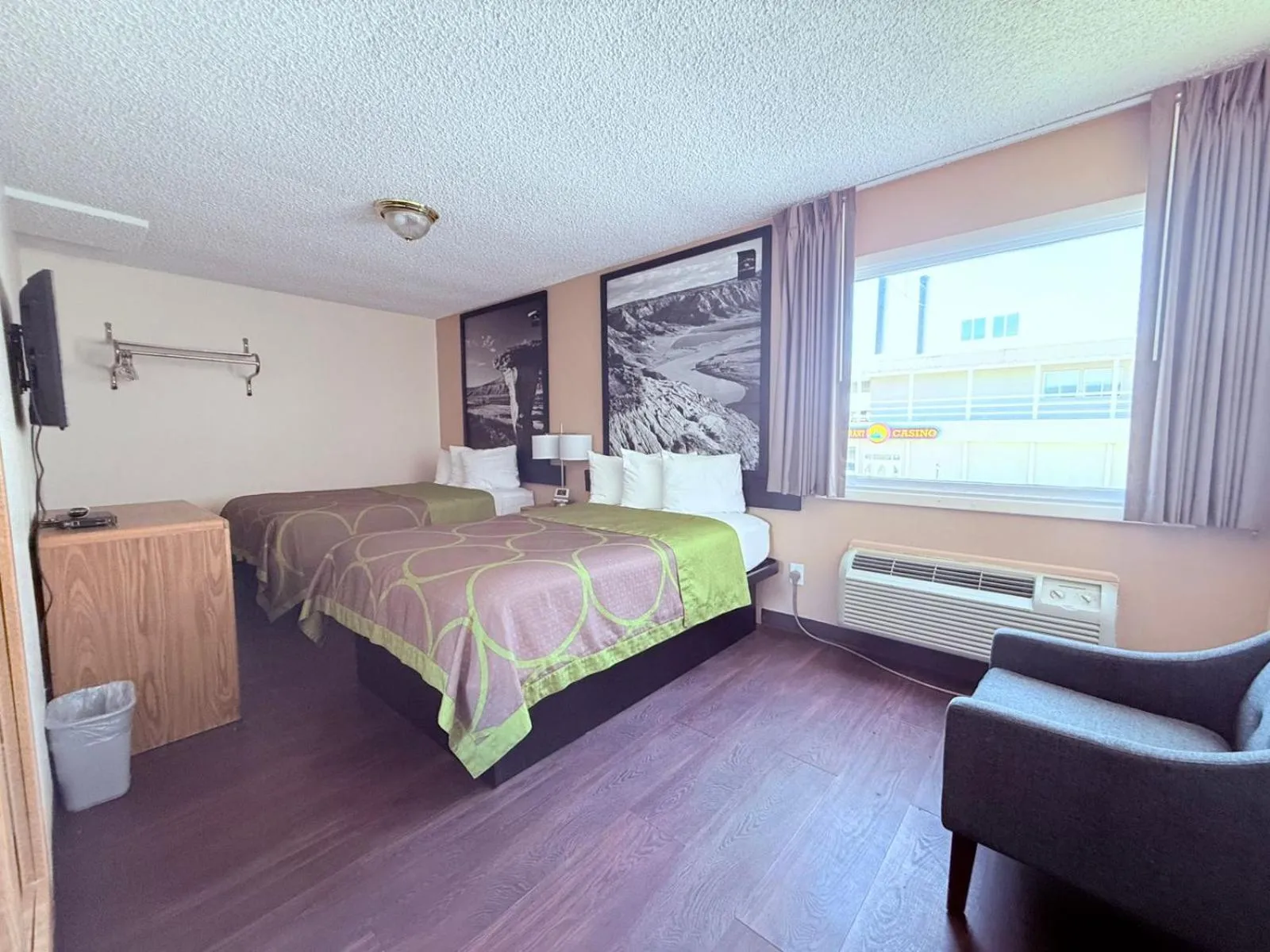 Bedroom, Bed in Hardin Lodge Little Bighorn Battlefield I-90