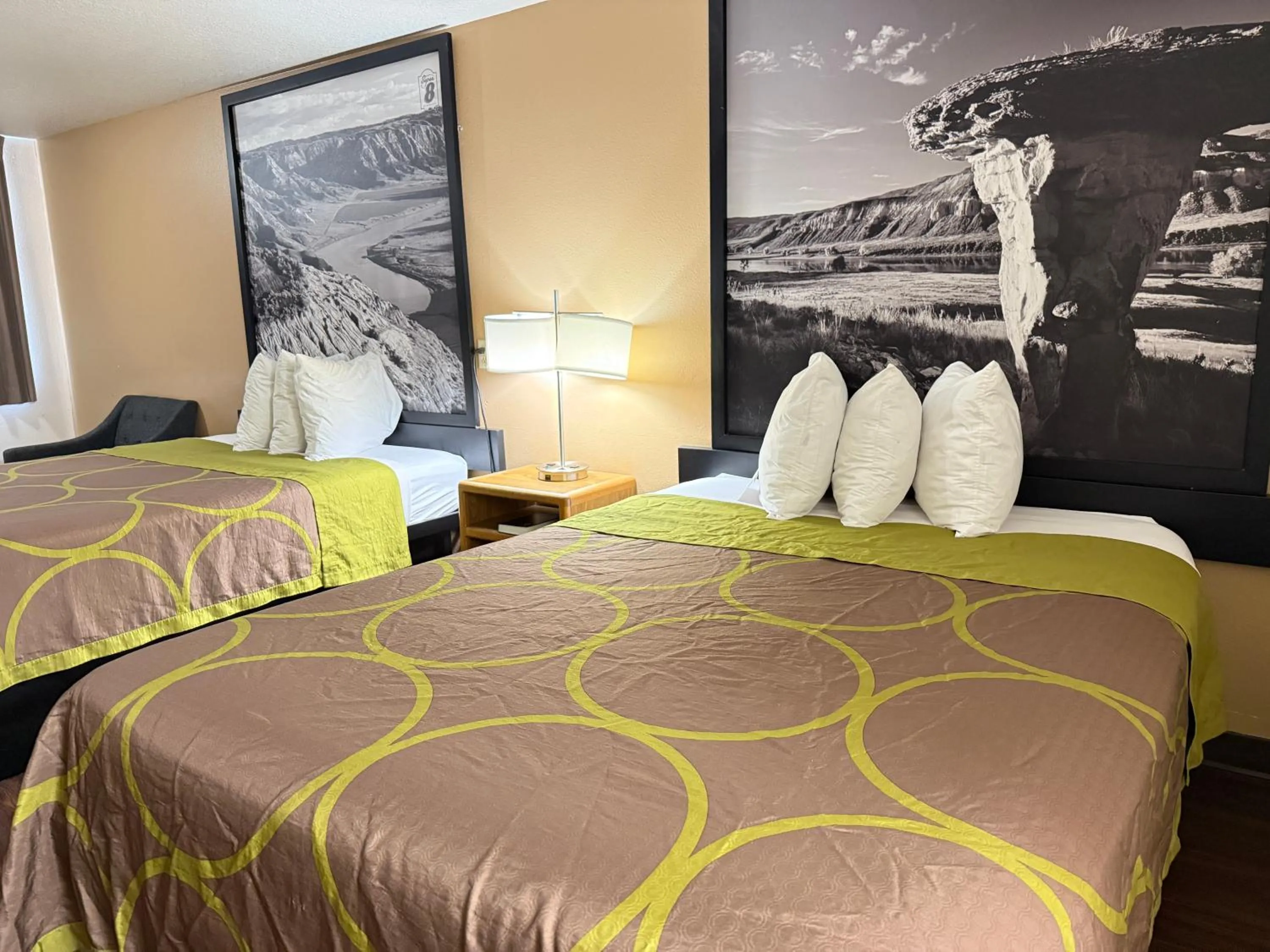 Bedroom, Bed in Hardin Lodge Little Bighorn Battlefield I-90