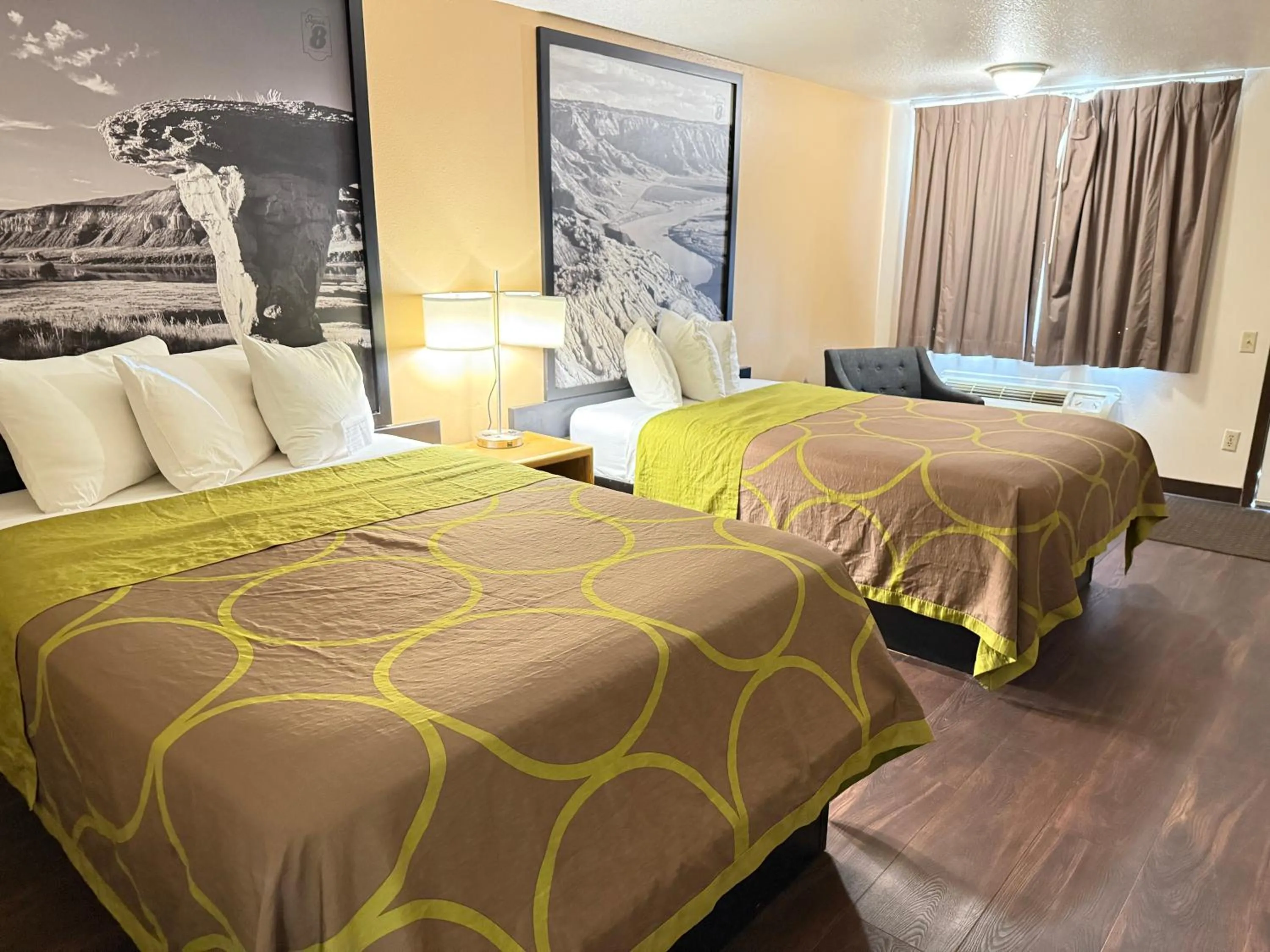 Bedroom, Bed in Hardin Lodge Little Bighorn Battlefield I-90