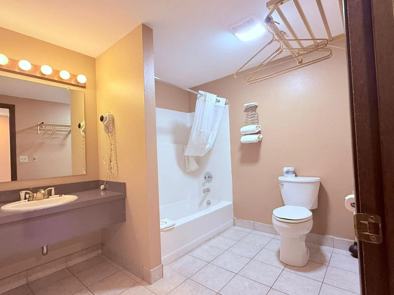 Bathroom in Hardin Lodge Little Bighorn Battlefield I-90