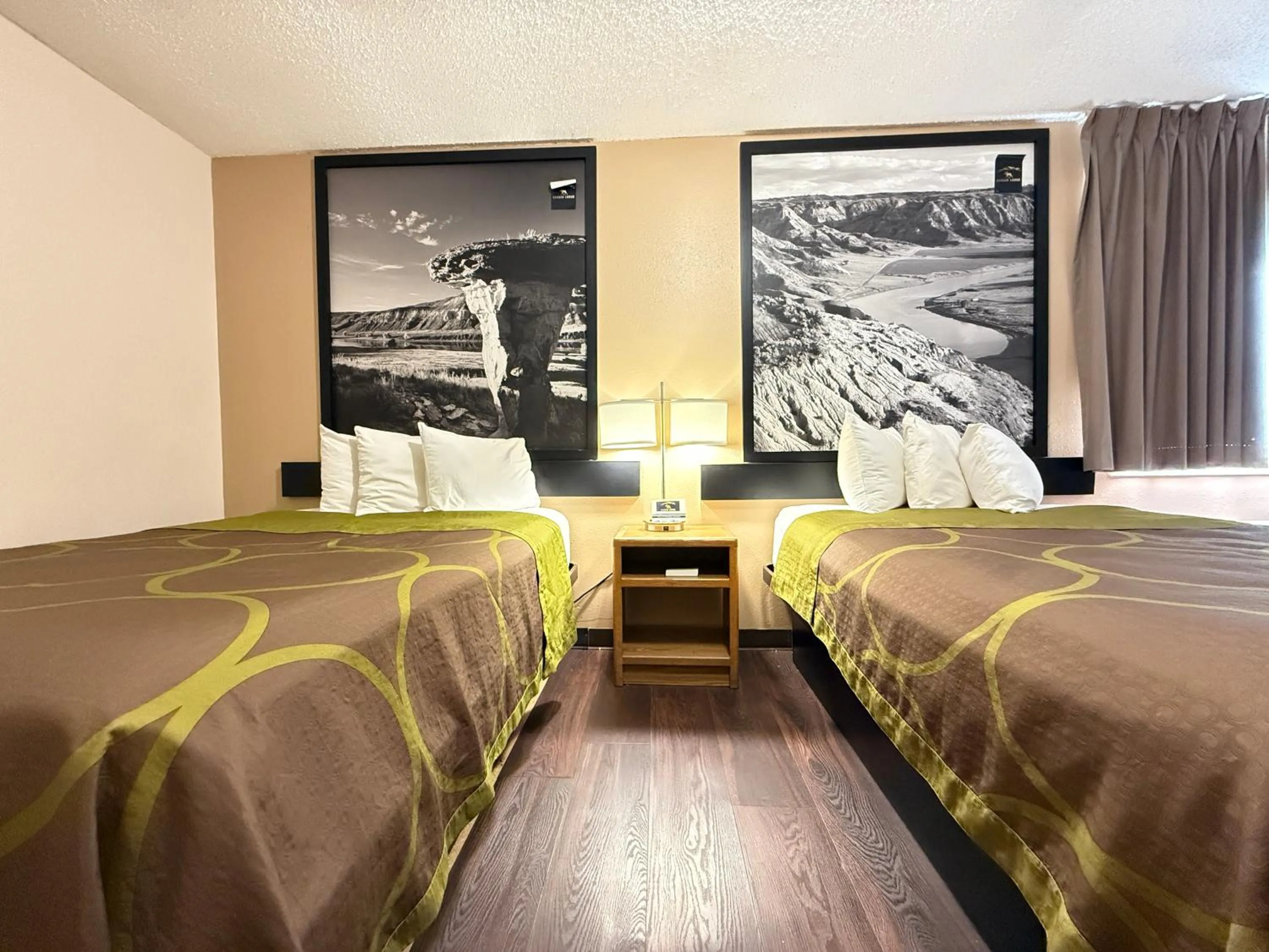 Bedroom, Bed in Hardin Lodge Little Bighorn Battlefield I-90