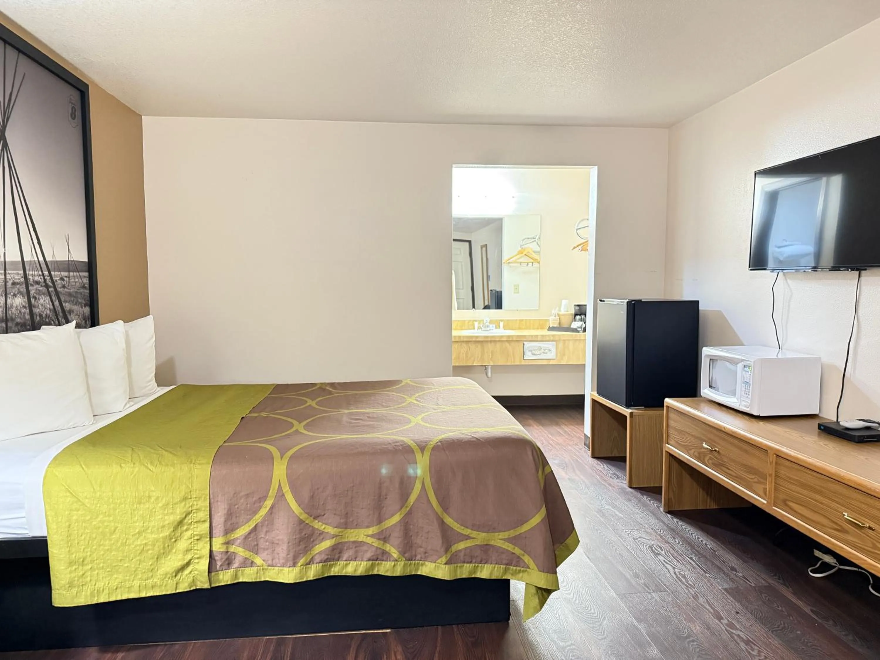 Bedroom, Bed in Hardin Lodge Little Bighorn Battlefield I-90