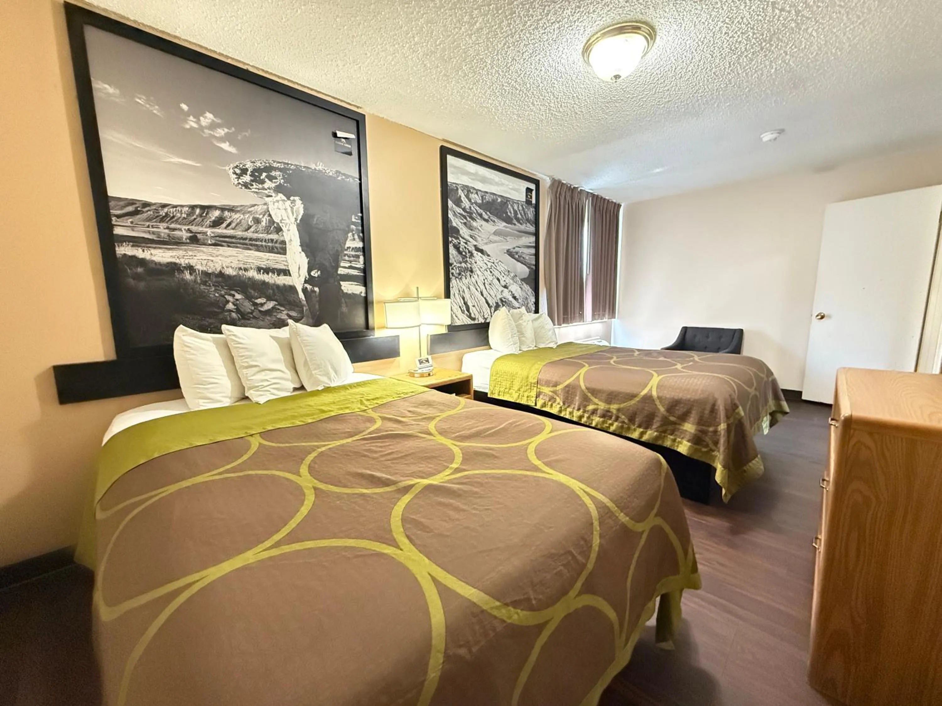 Bedroom, Bed in Hardin Lodge Little Bighorn Battlefield I-90