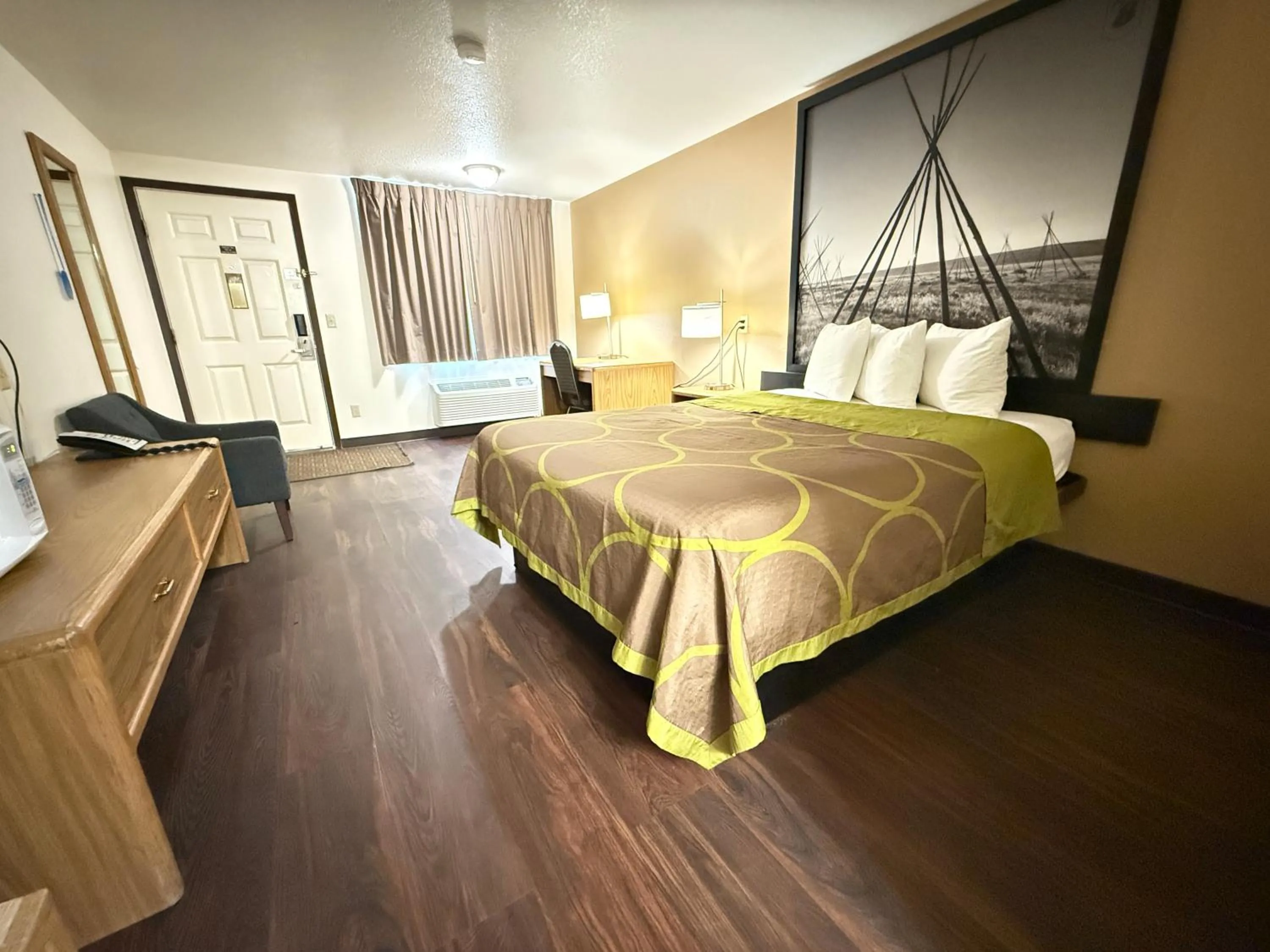 Bedroom, Bed in Hardin Lodge Little Bighorn Battlefield I-90