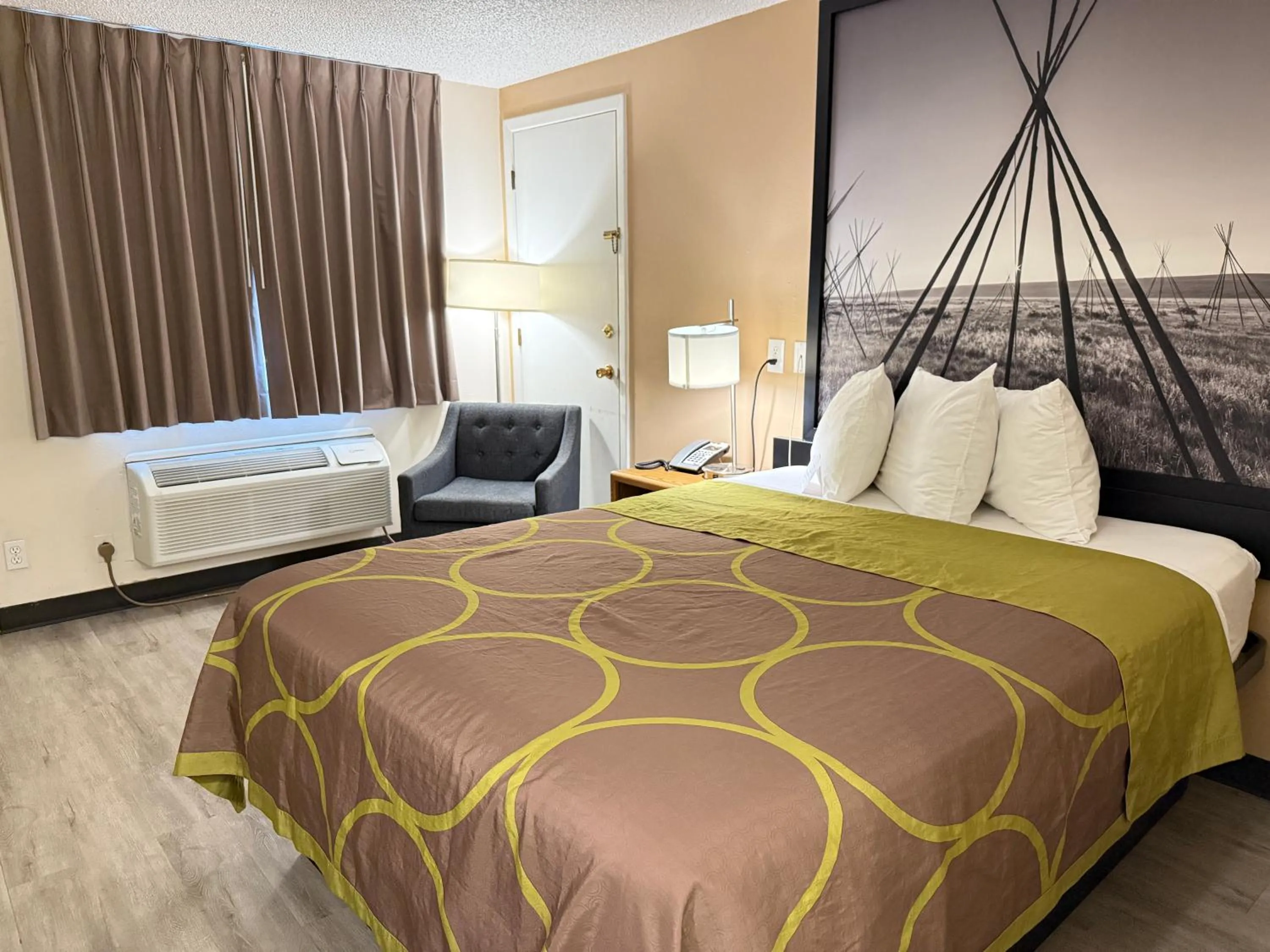 Bedroom, Bed in Hardin Lodge Little Bighorn Battlefield I-90