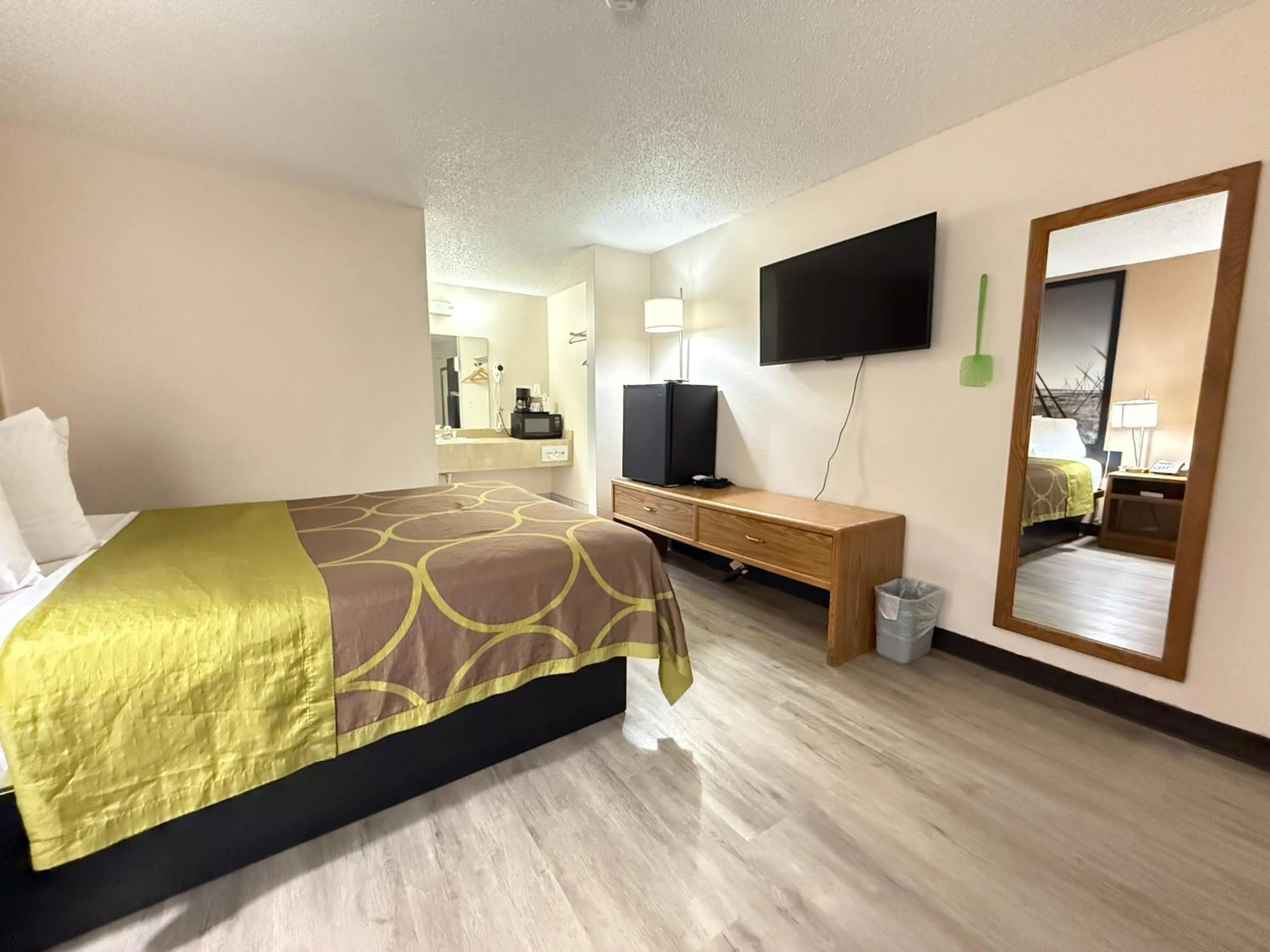 Bedroom, Bed in Hardin Lodge Little Bighorn Battlefield I-90