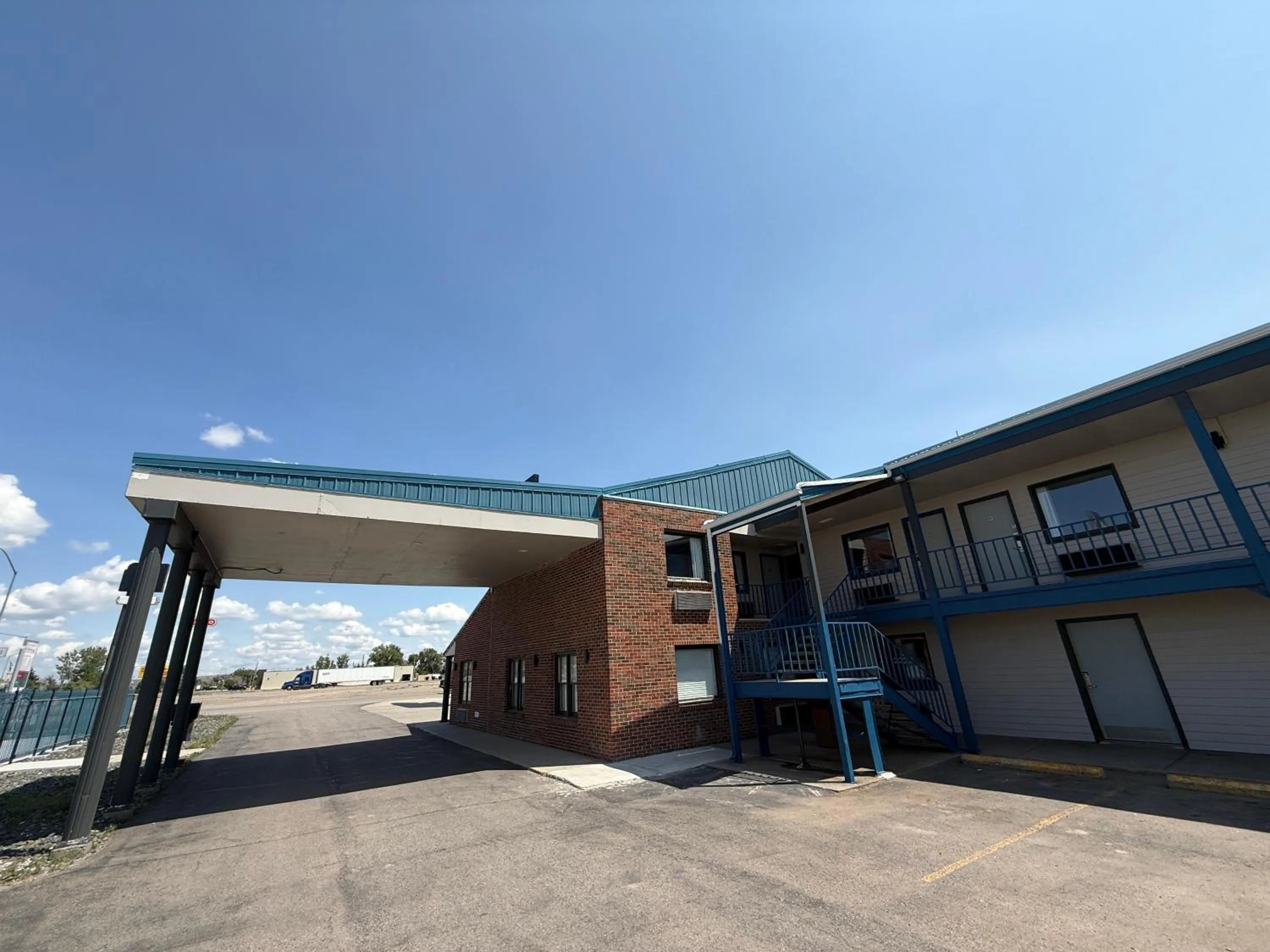 Facade/entrance in Hardin Lodge Little Bighorn Battlefield I-90