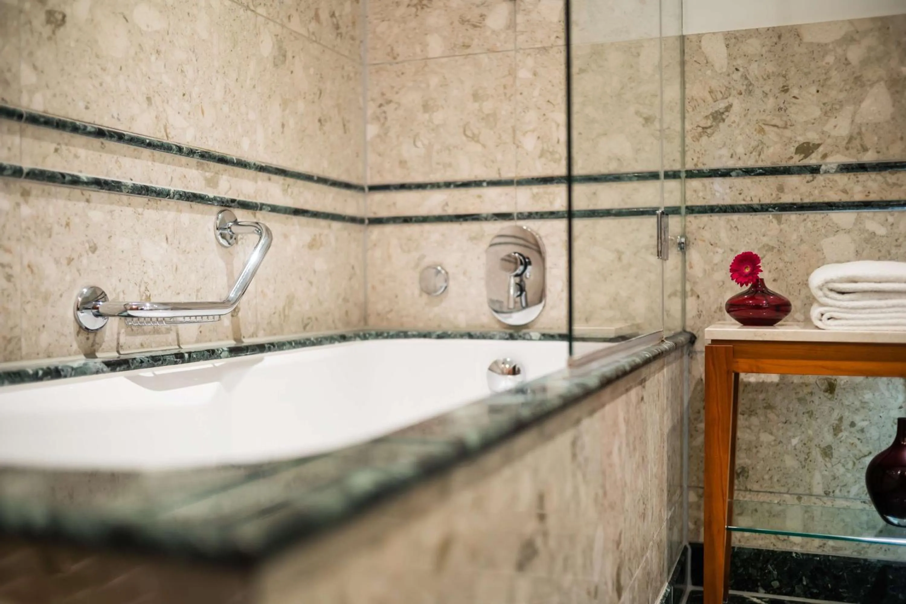 Bathroom in Lindner Hotel Frankfurt Main Plaza, part of JdV by Hyatt