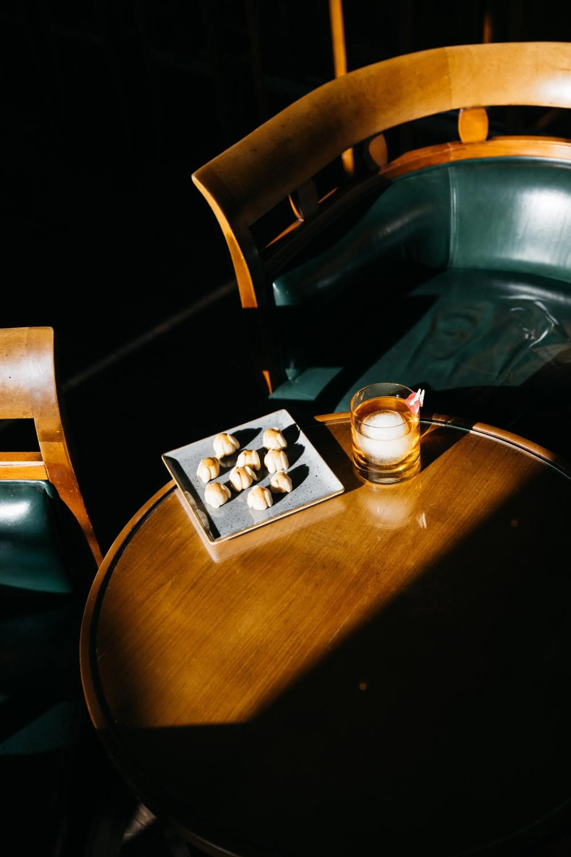 Lounge or bar in Lindner Hotel Frankfurt Main Plaza, part of JdV by Hyatt