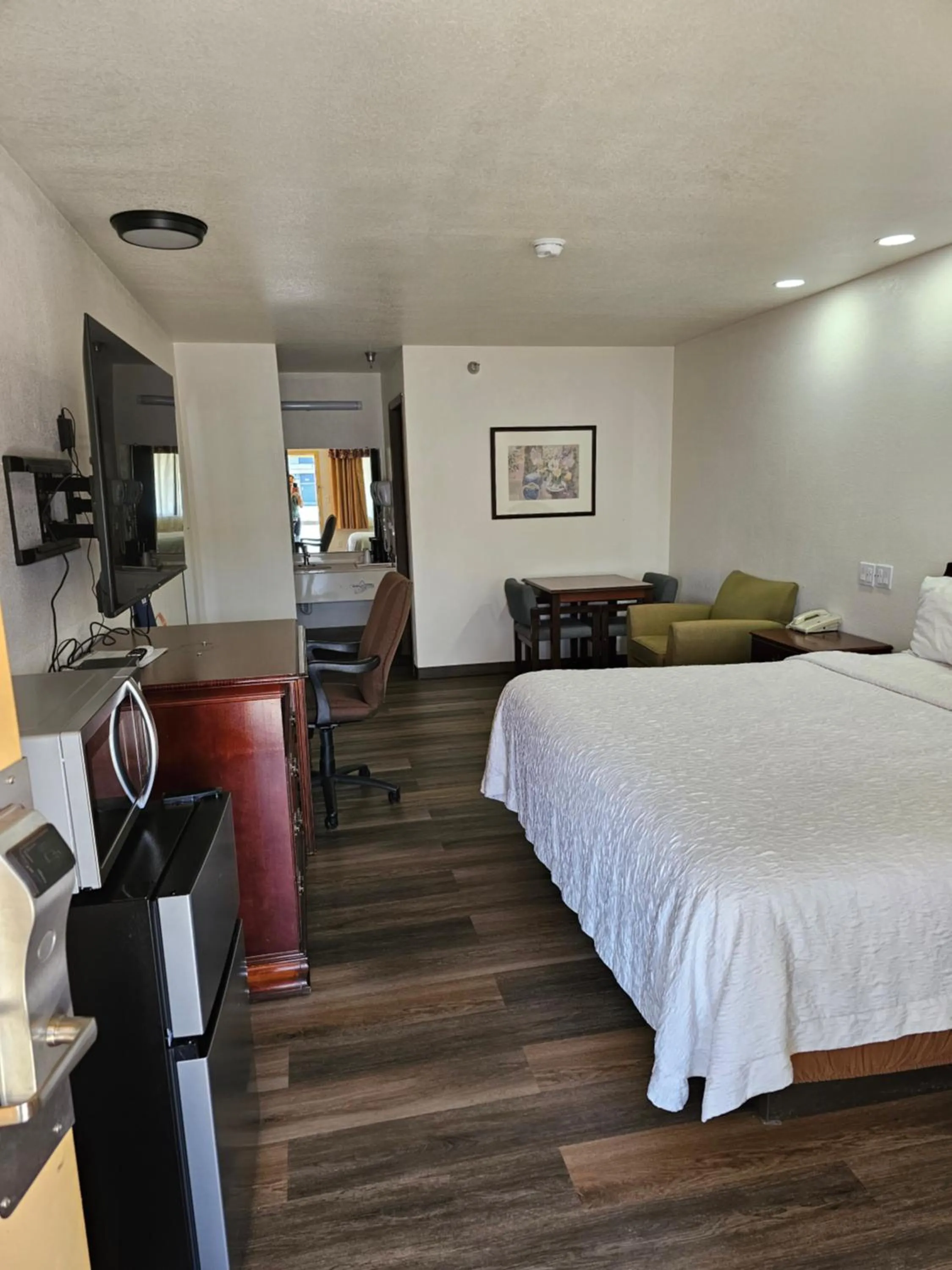 Communal lounge/ TV room, Bed in Rodeway Inn Tucumcari
