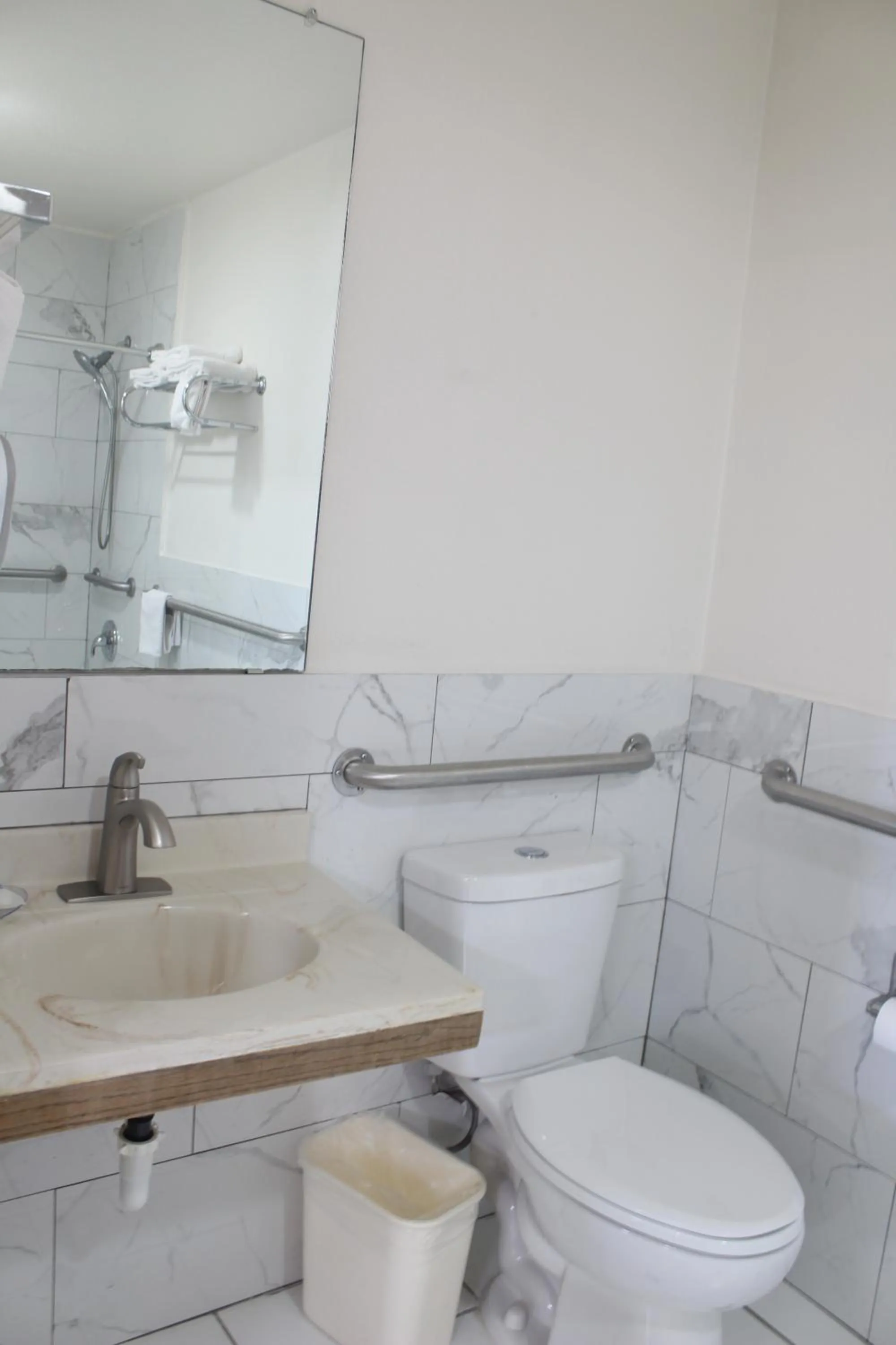 Shower in Rodeway Inn Tucumcari