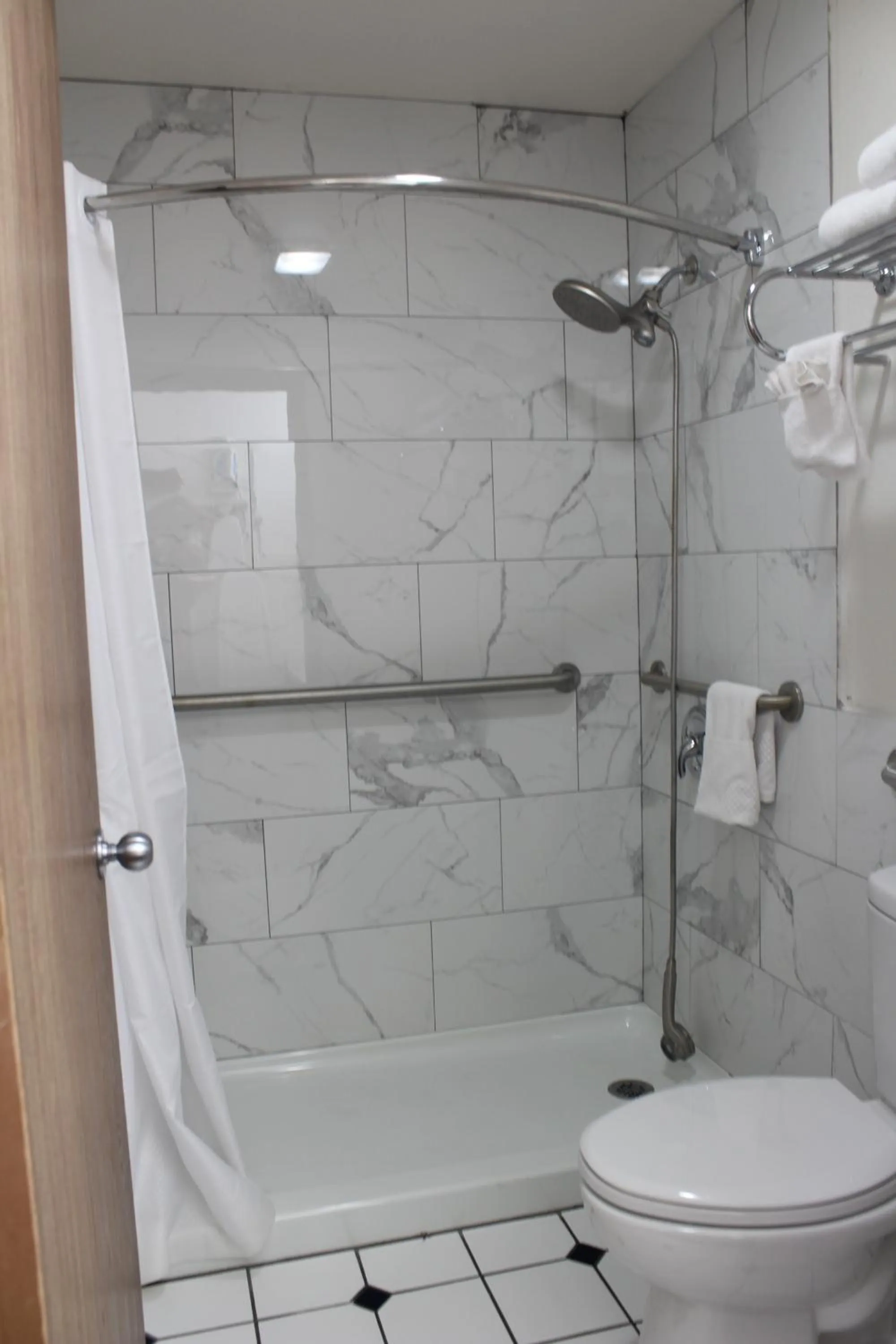 Shower in Rodeway Inn Tucumcari