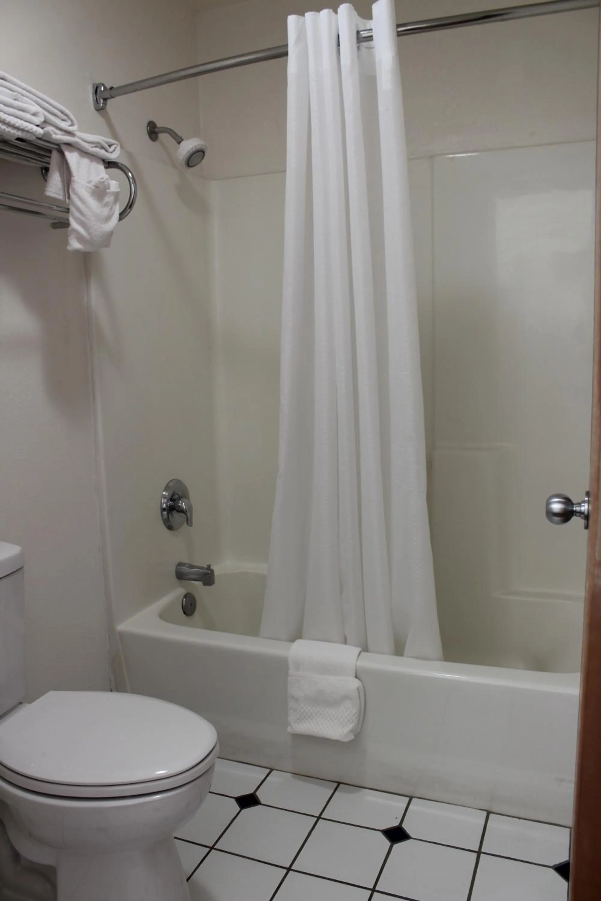 Shower in Rodeway Inn Tucumcari