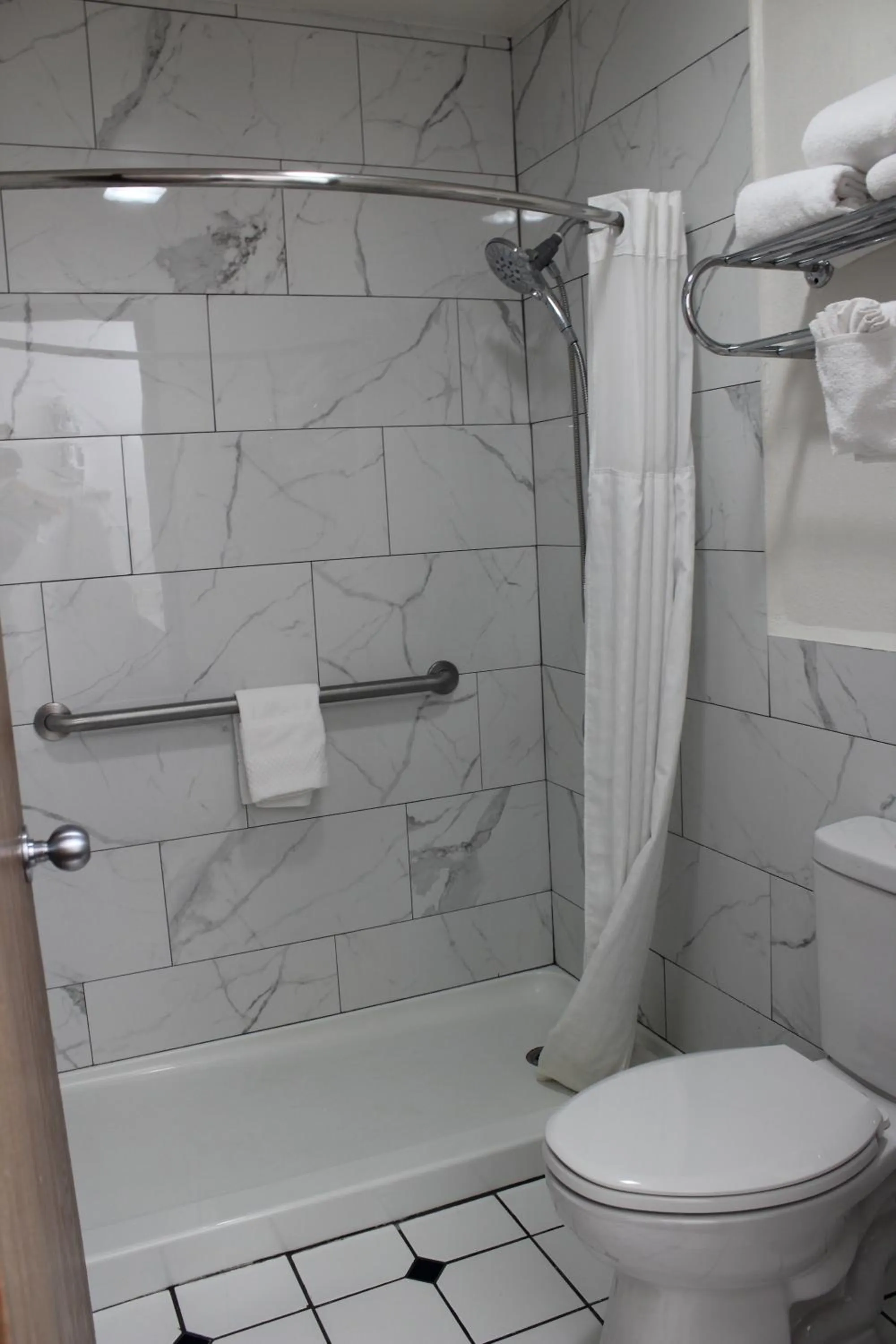 Shower in Rodeway Inn Tucumcari