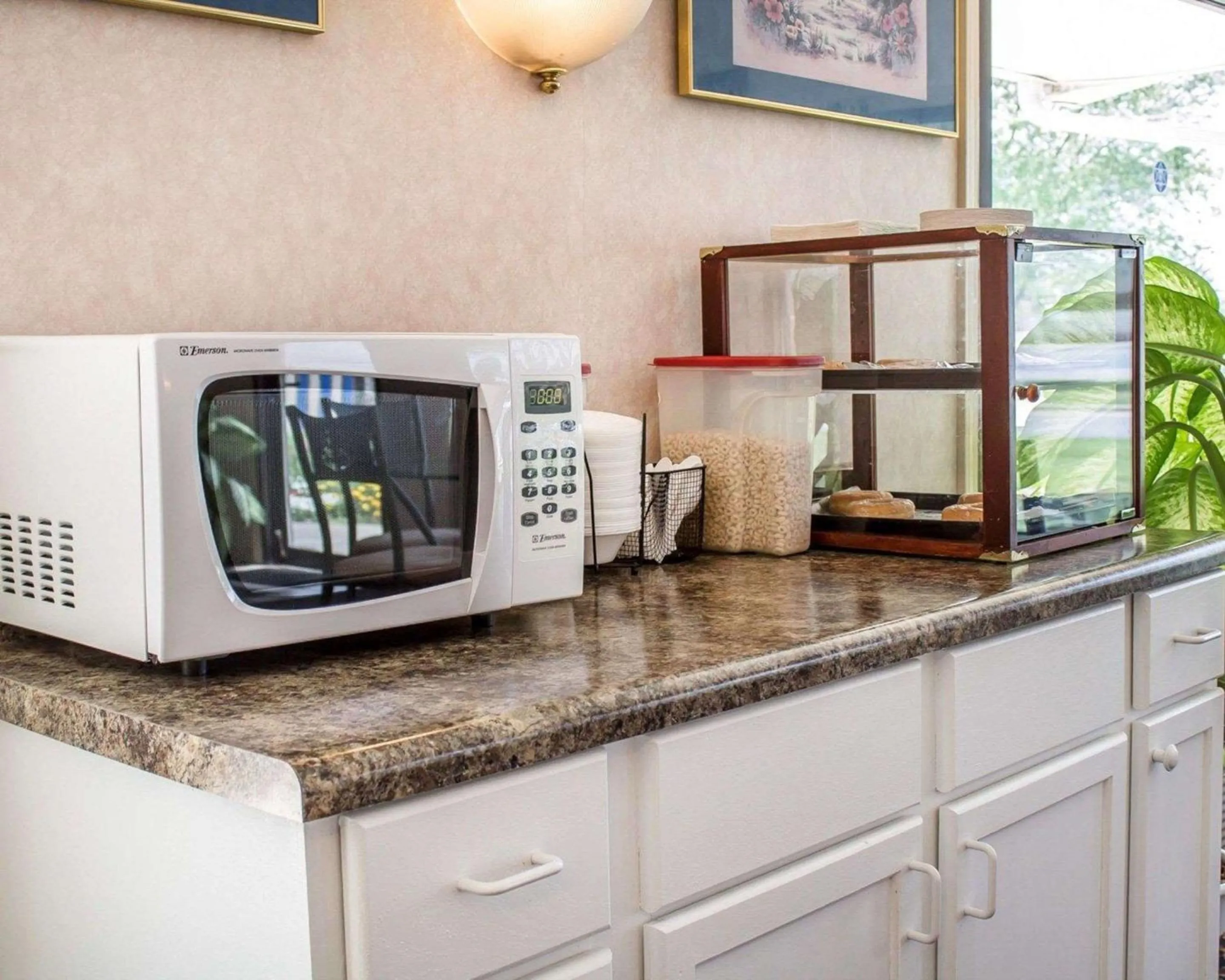 Restaurant/places to eat in Rodeway Inn Findlay University Area