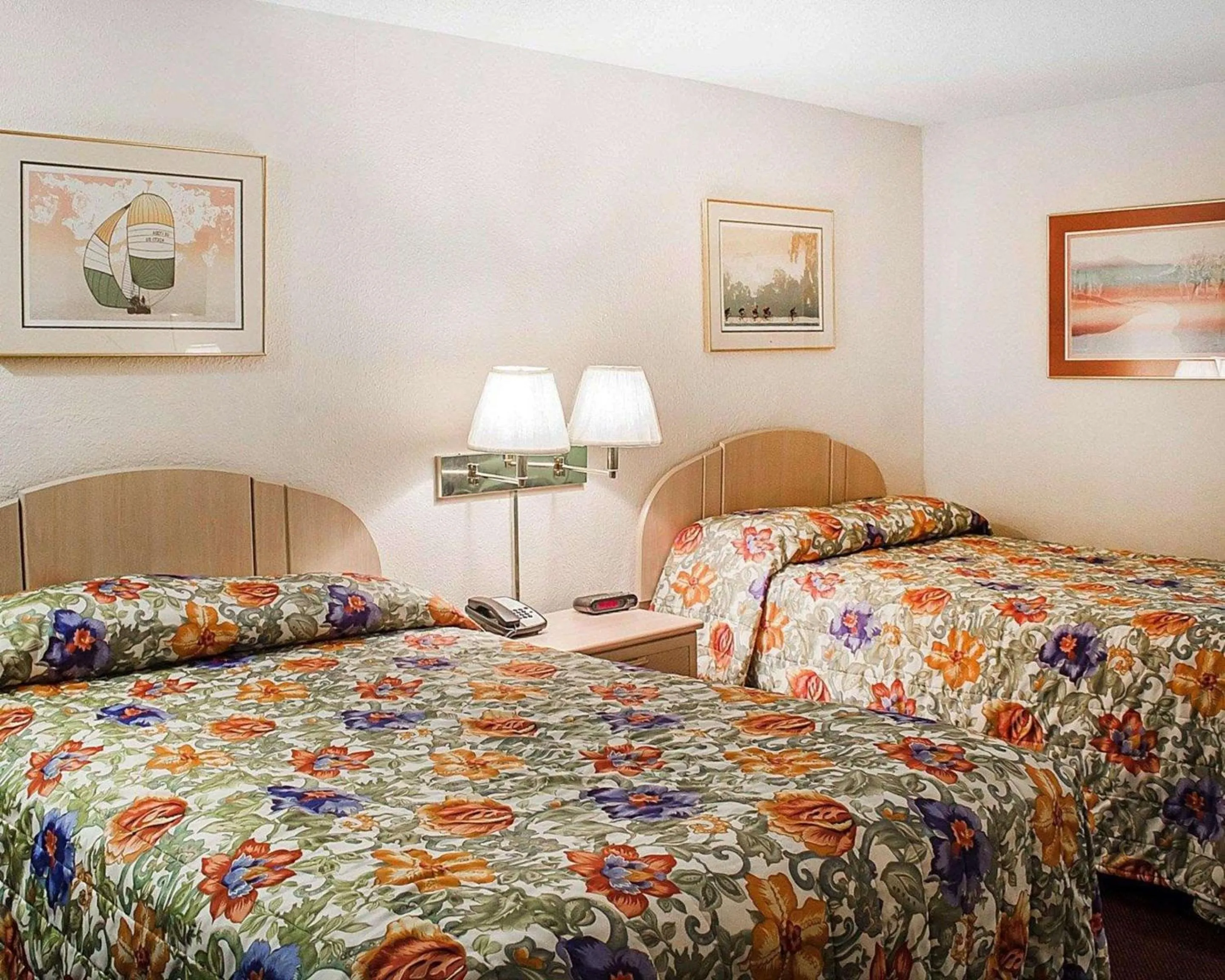 Photo of the whole room, Bed in Rodeway Inn Findlay University Area