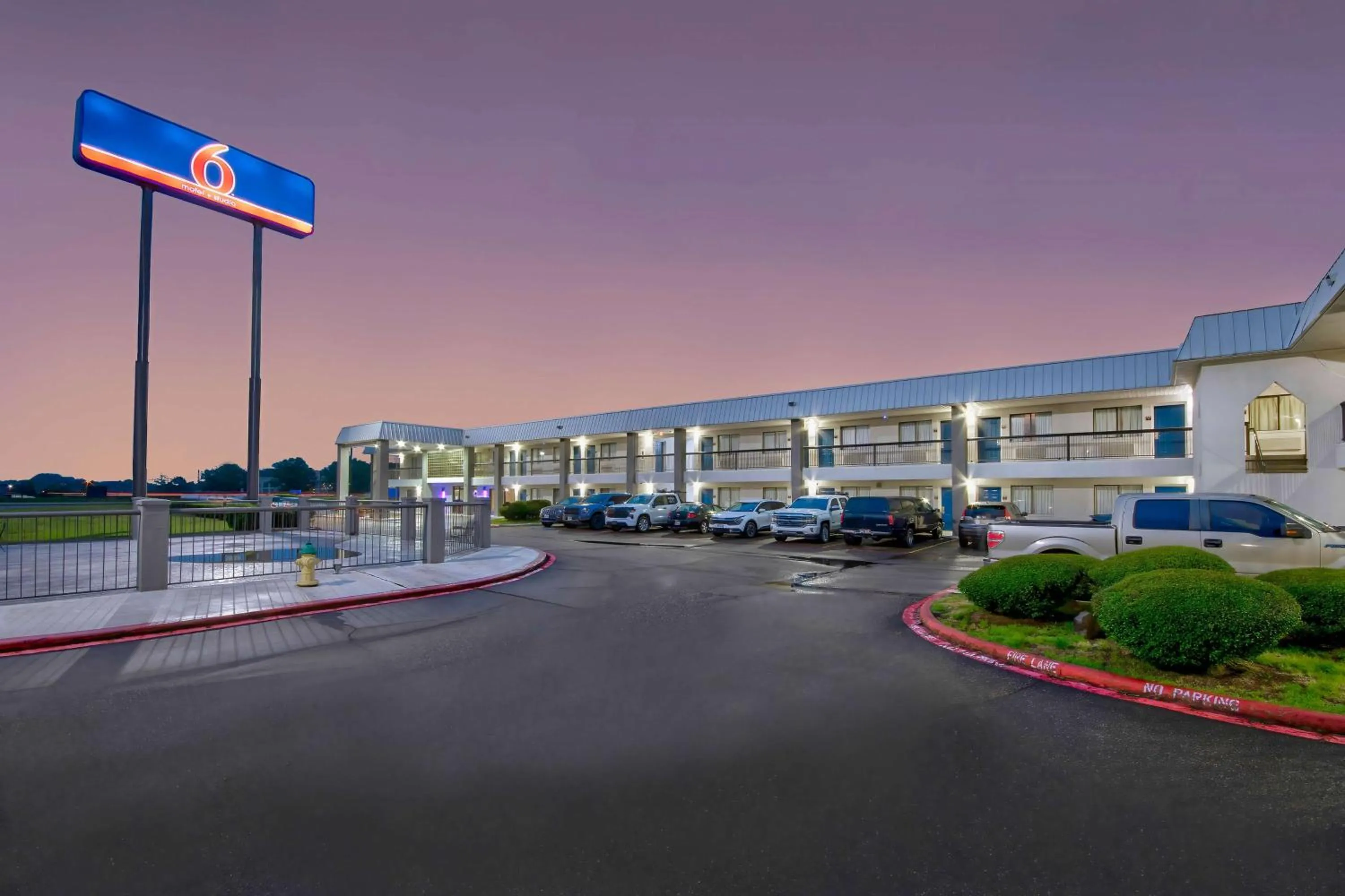 Property building in Motel 6 Texarkana, TX