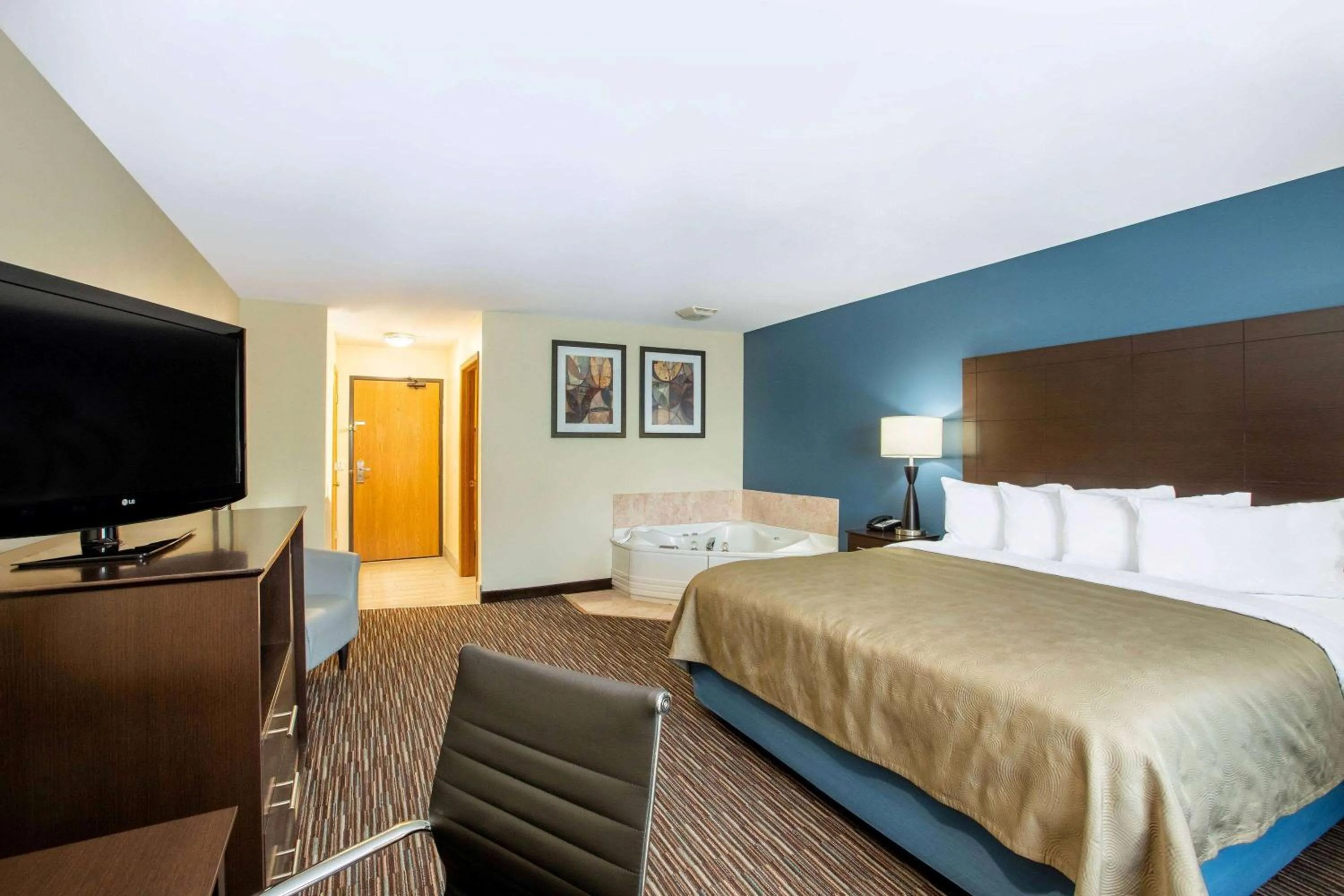 Photo of the whole room, Bed in AmericInn by Wyndham Jefferson