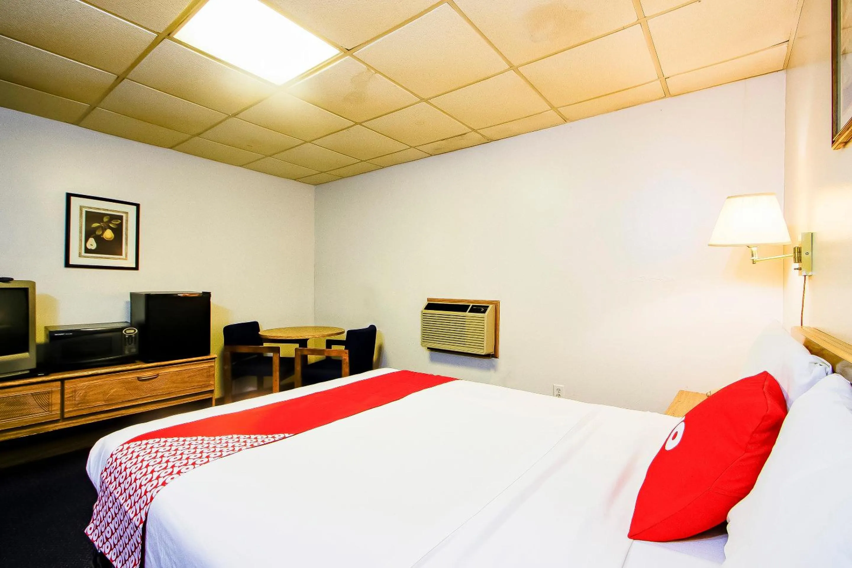 Bedroom, Bed in OYO Hotel Chapmanville Inn, WV - Hwy 119