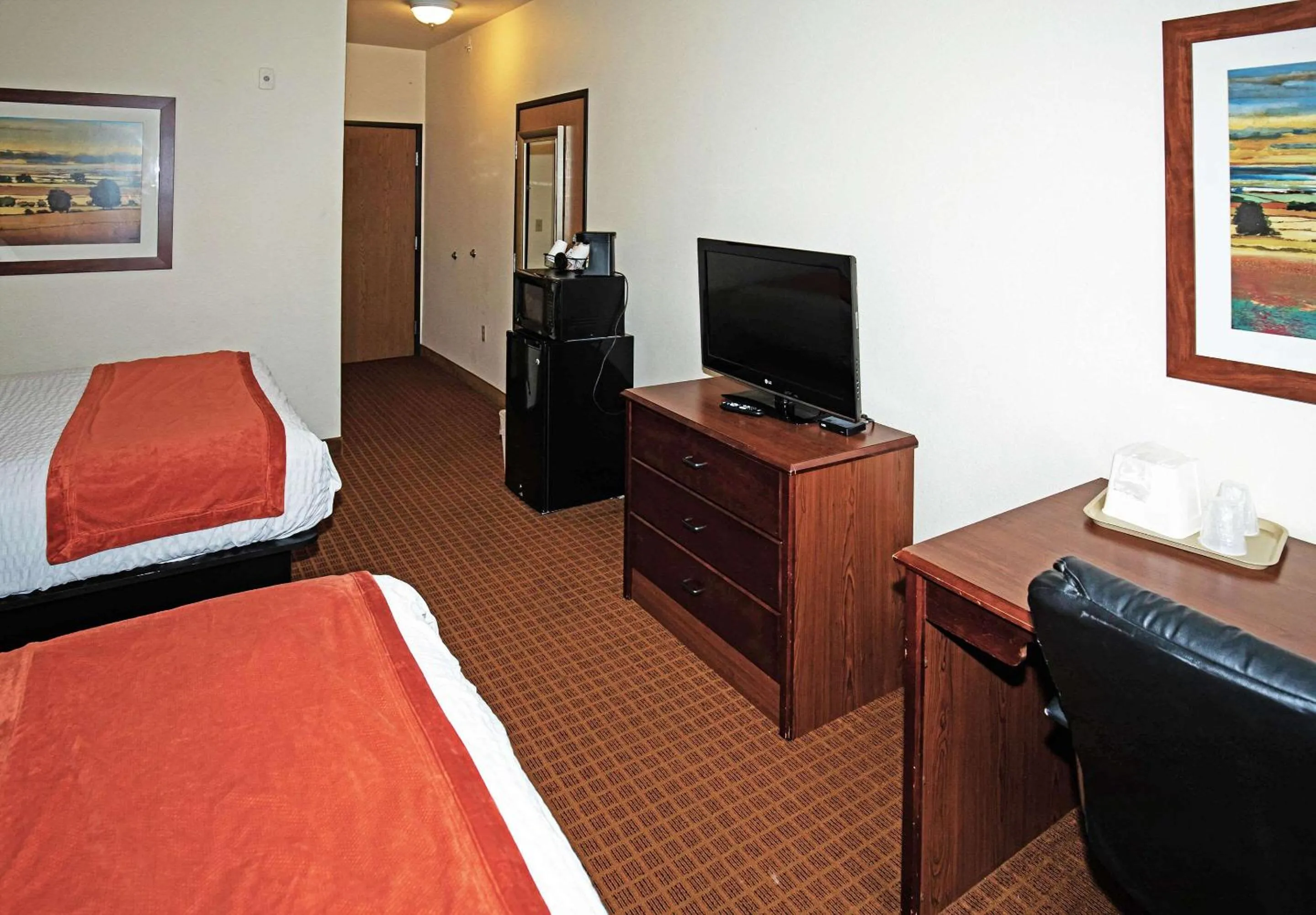 Photo of the whole room, TV/Entertainment Center in Rodeway Inn & Suites Hoisington