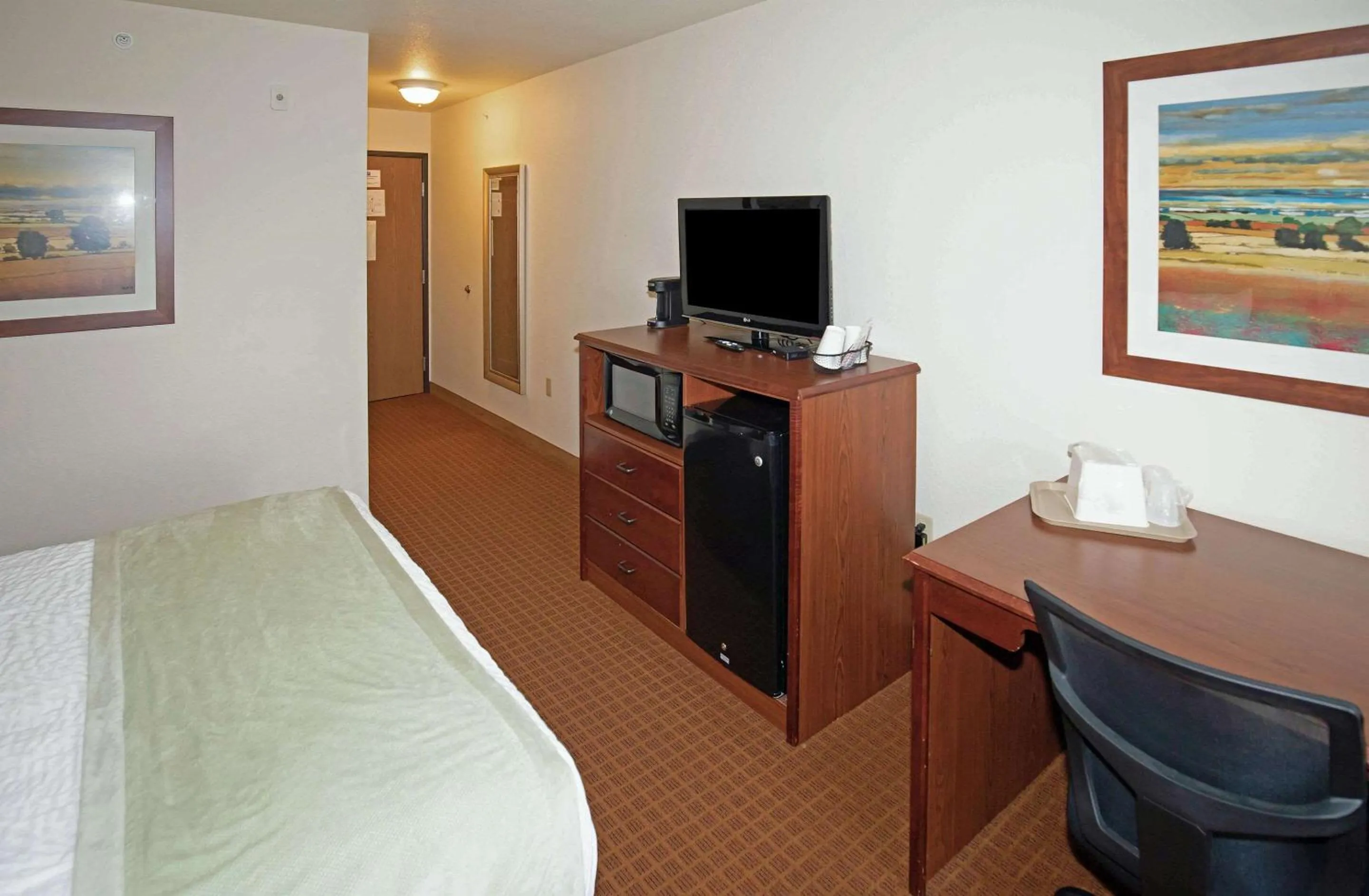 Photo of the whole room, TV/Entertainment Center in Rodeway Inn & Suites Hoisington