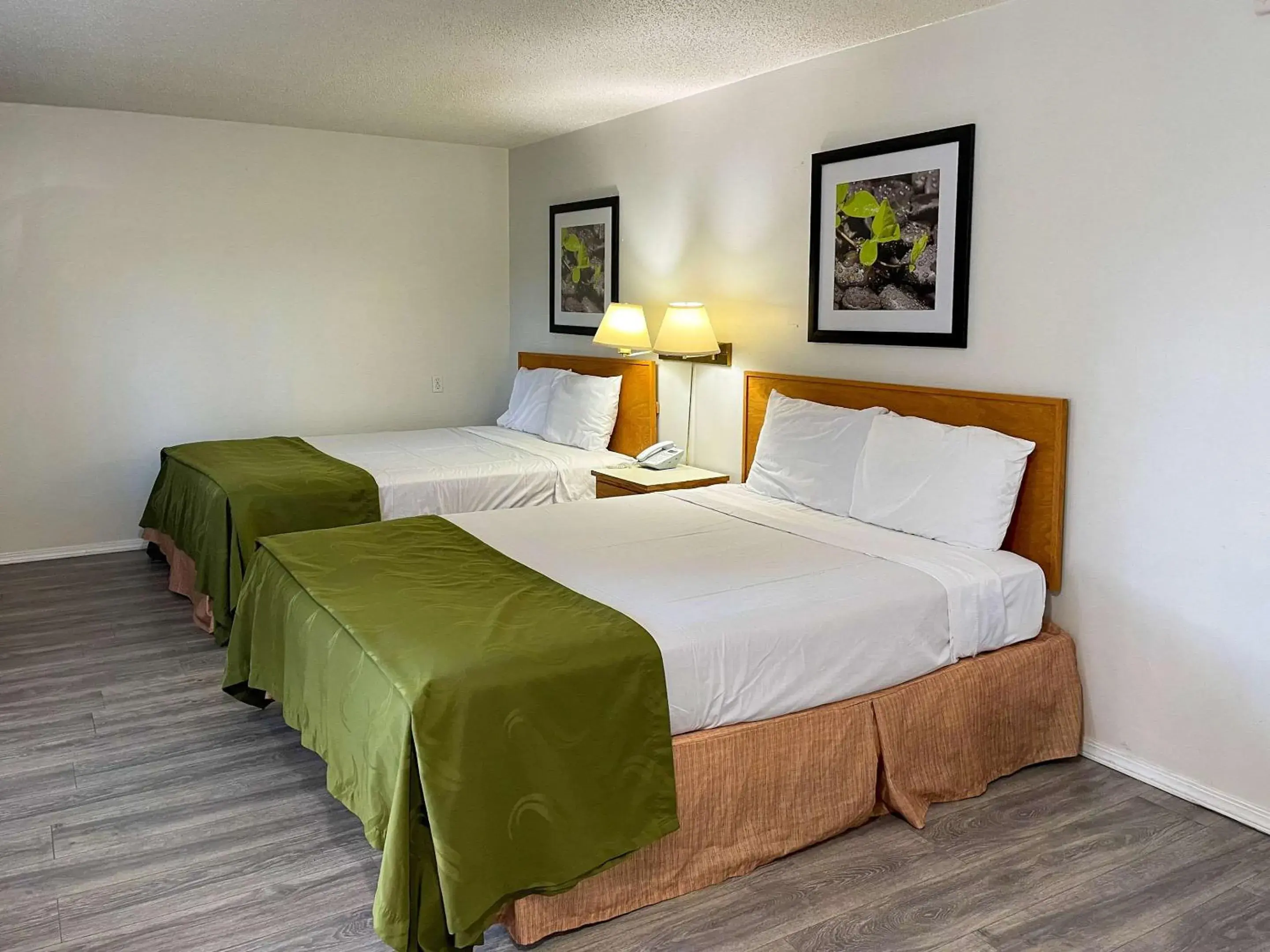 Queen Room with Two Queen Beds in Rodeway Inn & Suites Omak - Okanogan Queen Room with Two Queen Beds in Rodeway Inn & Suites Omak - Okanogan