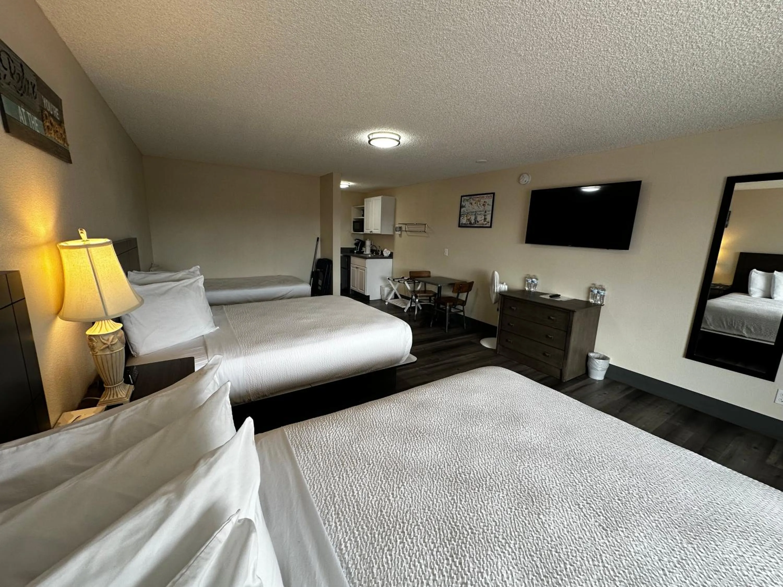 Photo of the whole room, Bed in Inn at the Sea