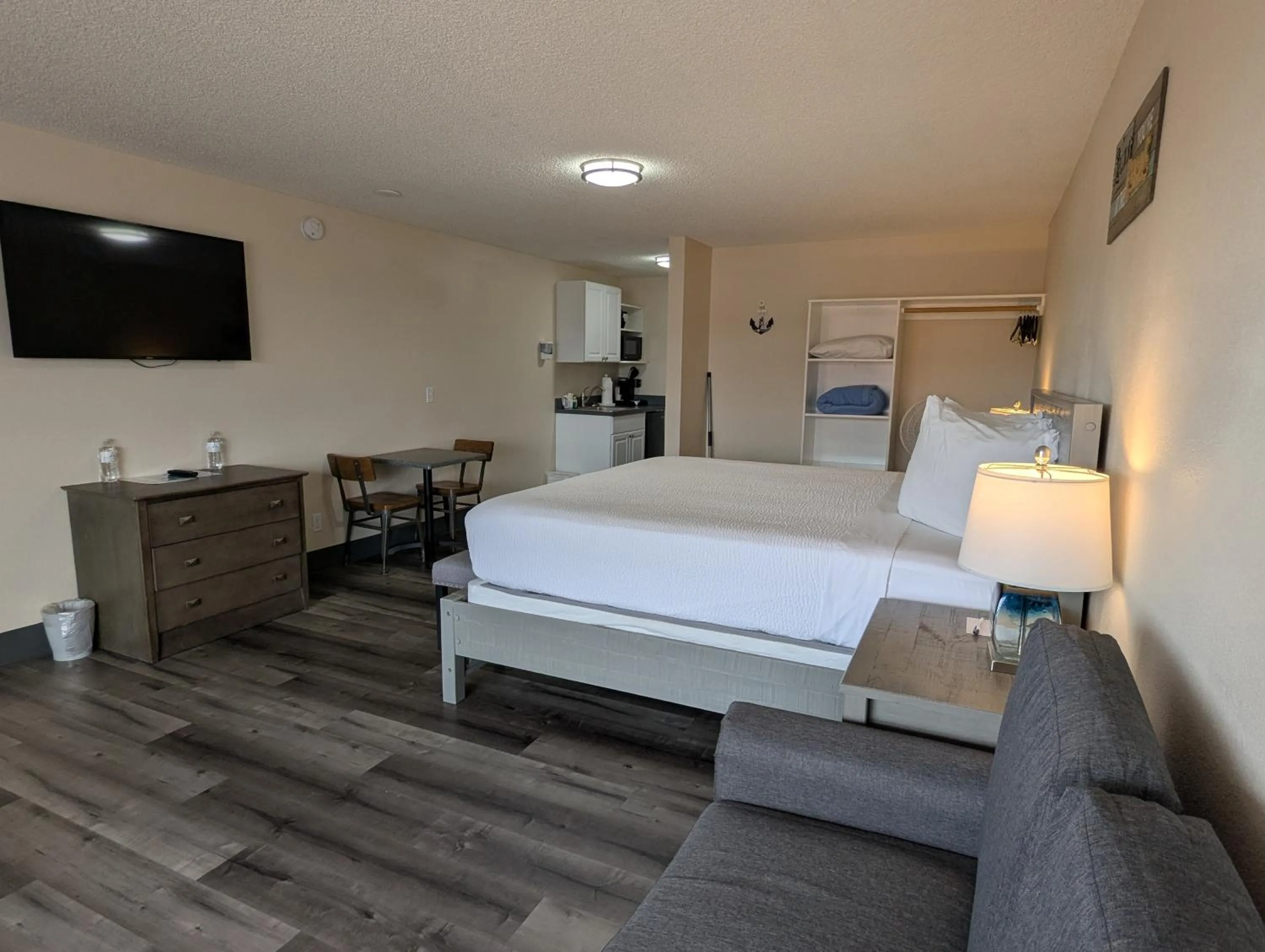 Photo of the whole room, Bed in Inn at the Sea