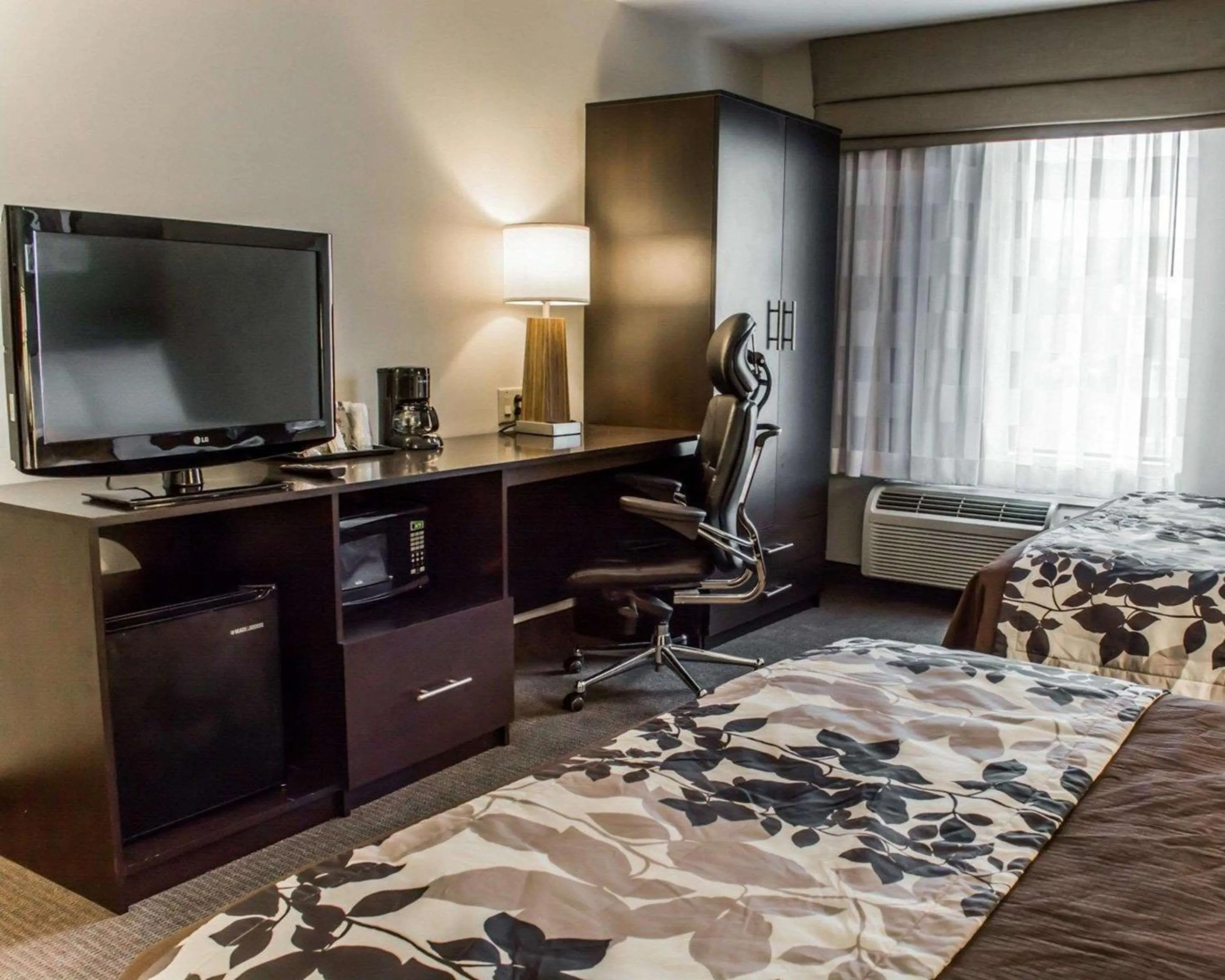 Photo of the whole room, Bed in Sleep Inn Richmond North