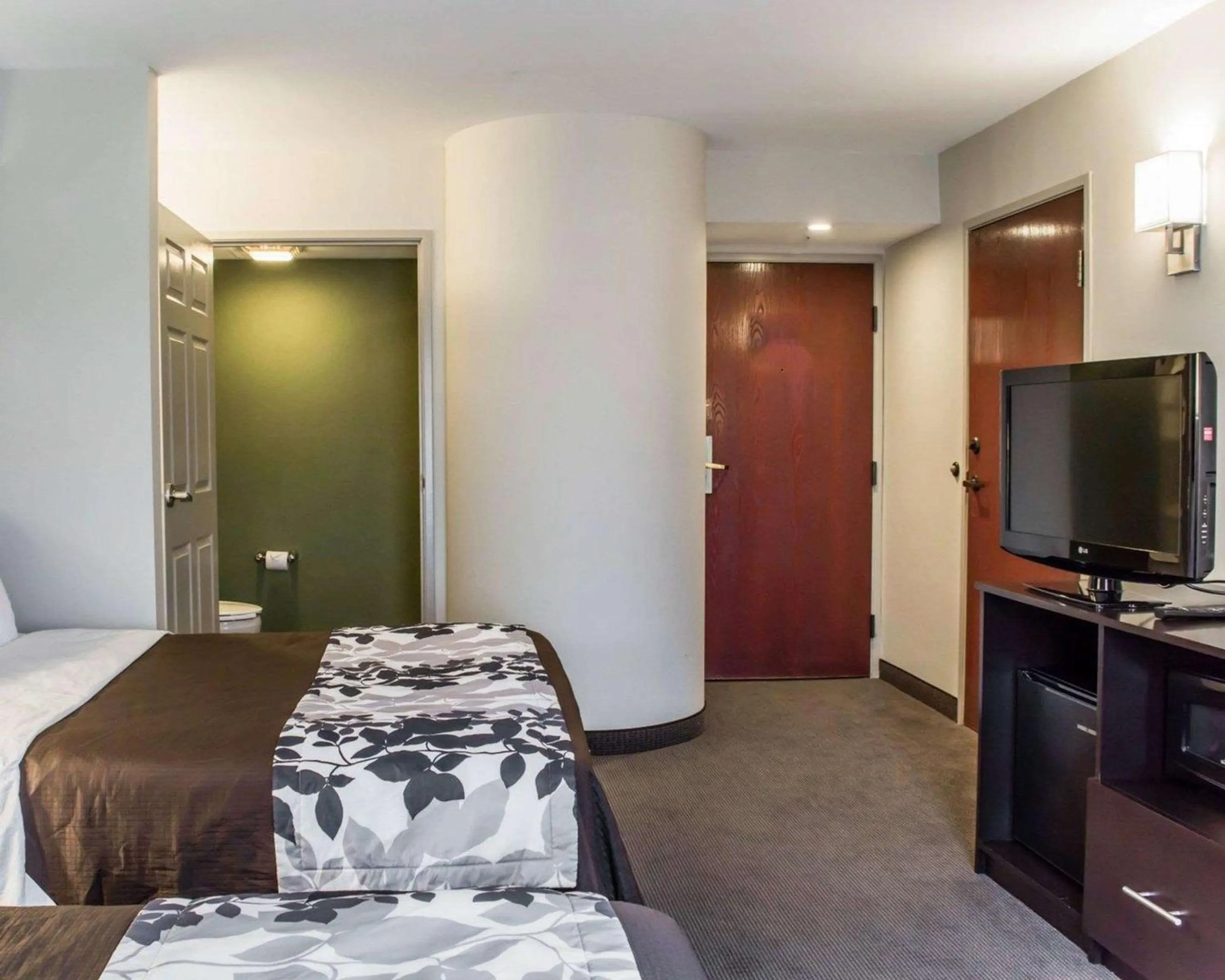 Photo of the whole room, Bed in Sleep Inn Richmond North