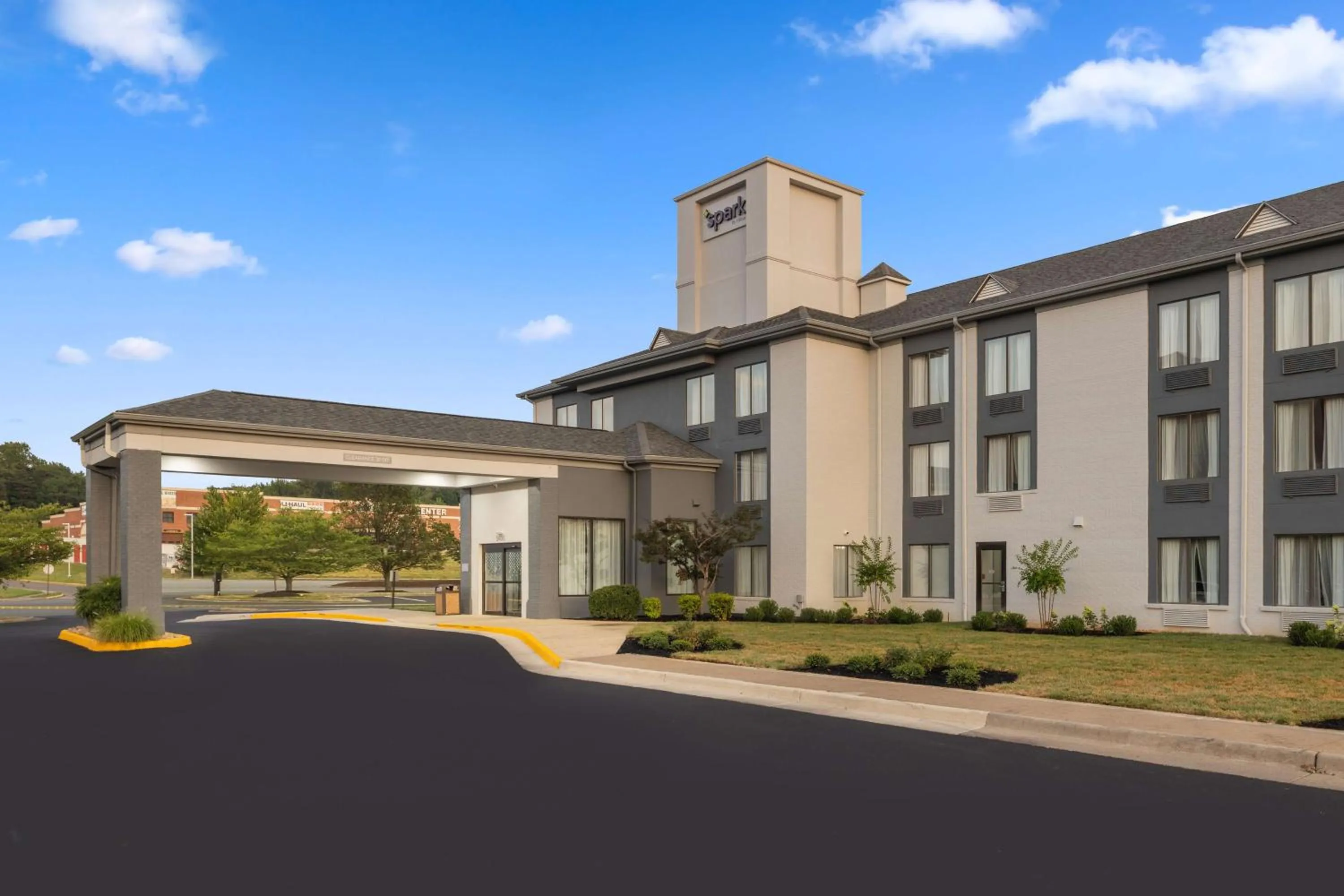 Property building in Spark By Hilton Fredericksburg Southpoint