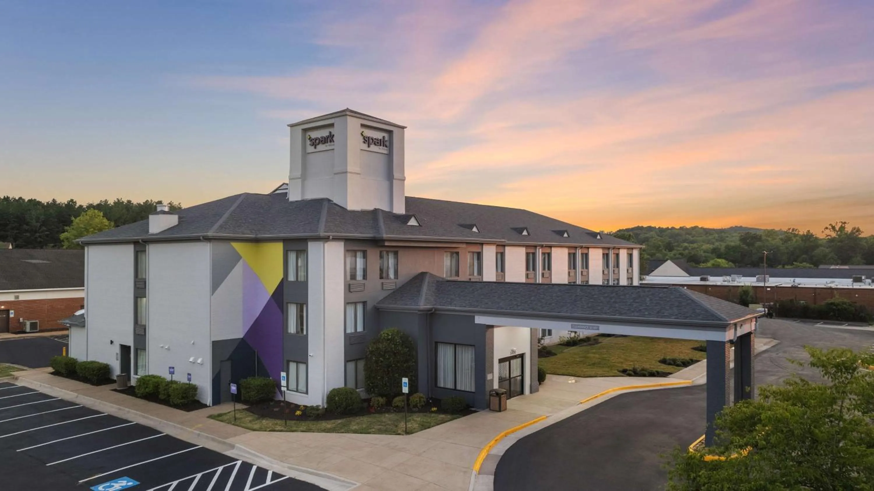 Property building in Spark By Hilton Fredericksburg Southpoint