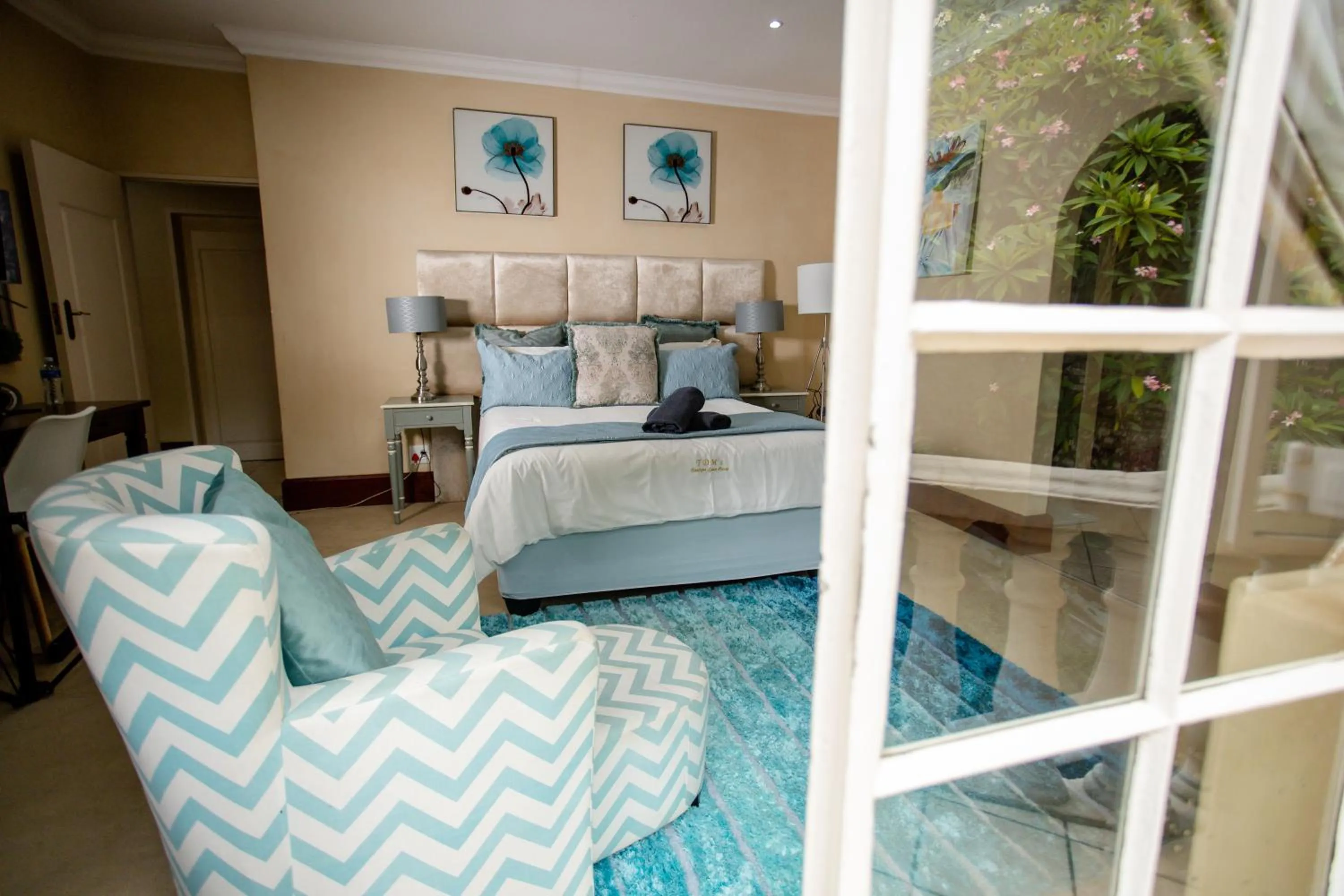 Seating area, Bed in TDM's Boutique Guest House