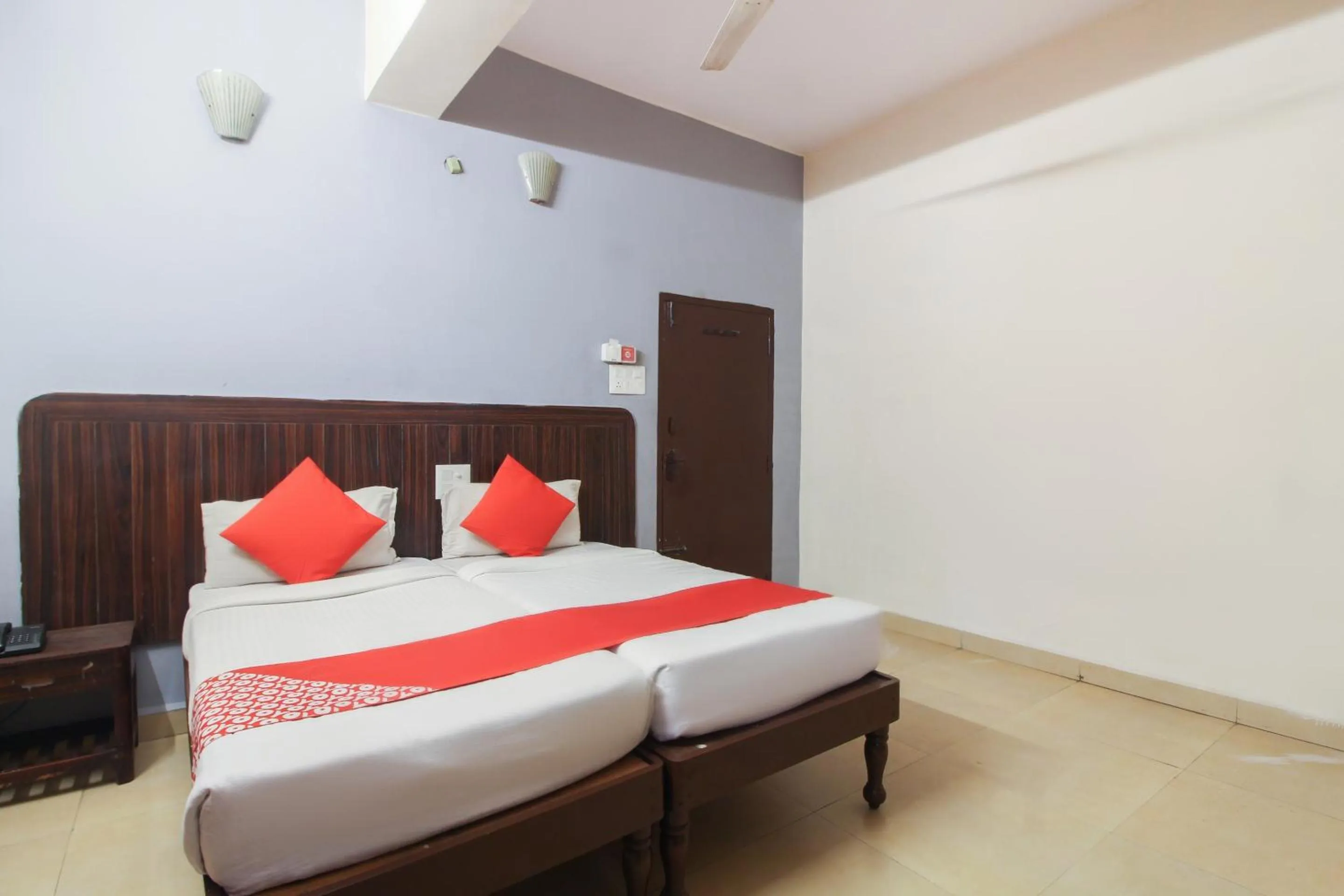 Bedroom, Bed in Hotel O Regal Near Paradise Circle